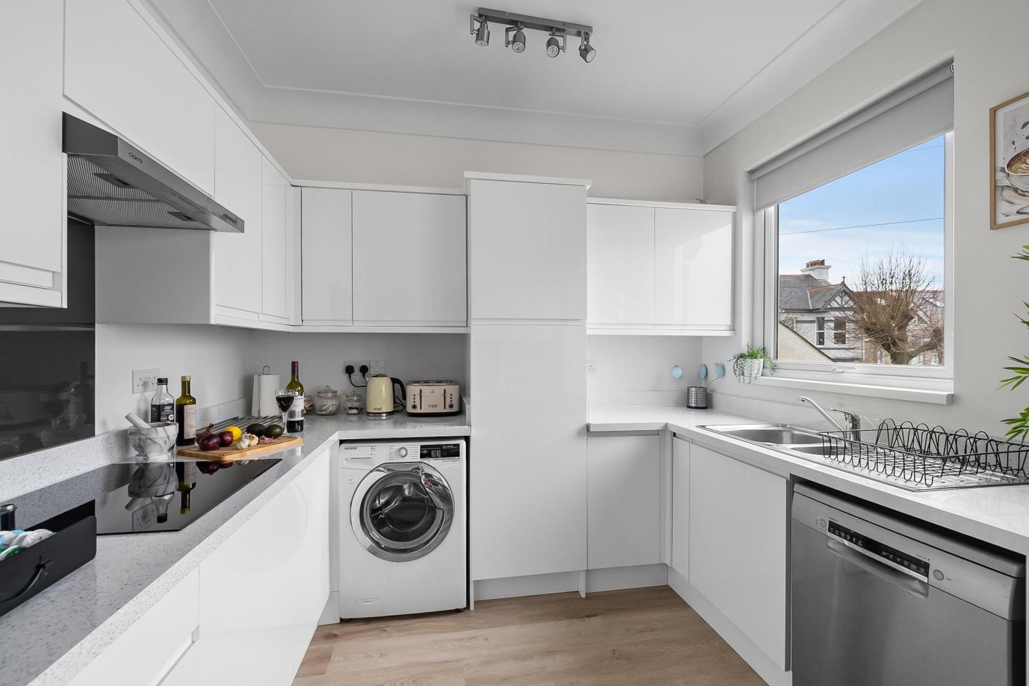 Spacious Townhouse With Accessibility Adapted Garden Apartment, Off Road Parking, Near Park, Jaccuzi Bath, Office Space, Sleeps 15 Holiday home *