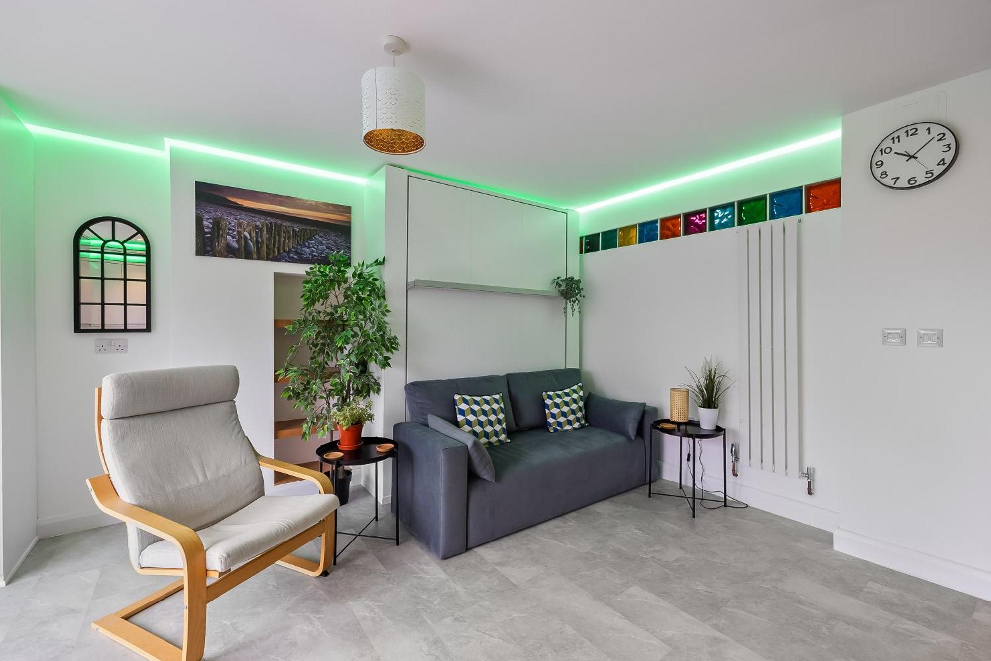 Spacious Townhouse With Accessibility Adapted Garden Apartment, Off Road Parking, Near Park, Jaccuzi Bath, Office Space, Sleeps 15 Holiday home *