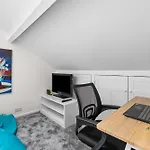 Spacious Townhouse With Accessibility Adapted Garden Apartment, Off Road Parking, Near Home Park, Jaccuzi Bath, Office Space, Sleeps 15