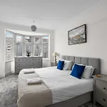 Spacious Townhouse With Accessibility Adapted Garden Apartment, Off Road Parking, Near Home Park, Jaccuzi Bath, Office Space, Sleeps 15