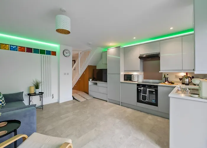 Spacious Townhouse With Accessibility Adapted Garden Apartment, Off Road Parking, Near Home Park, Jaccuzi Bath, Office Space, Sleeps 15
