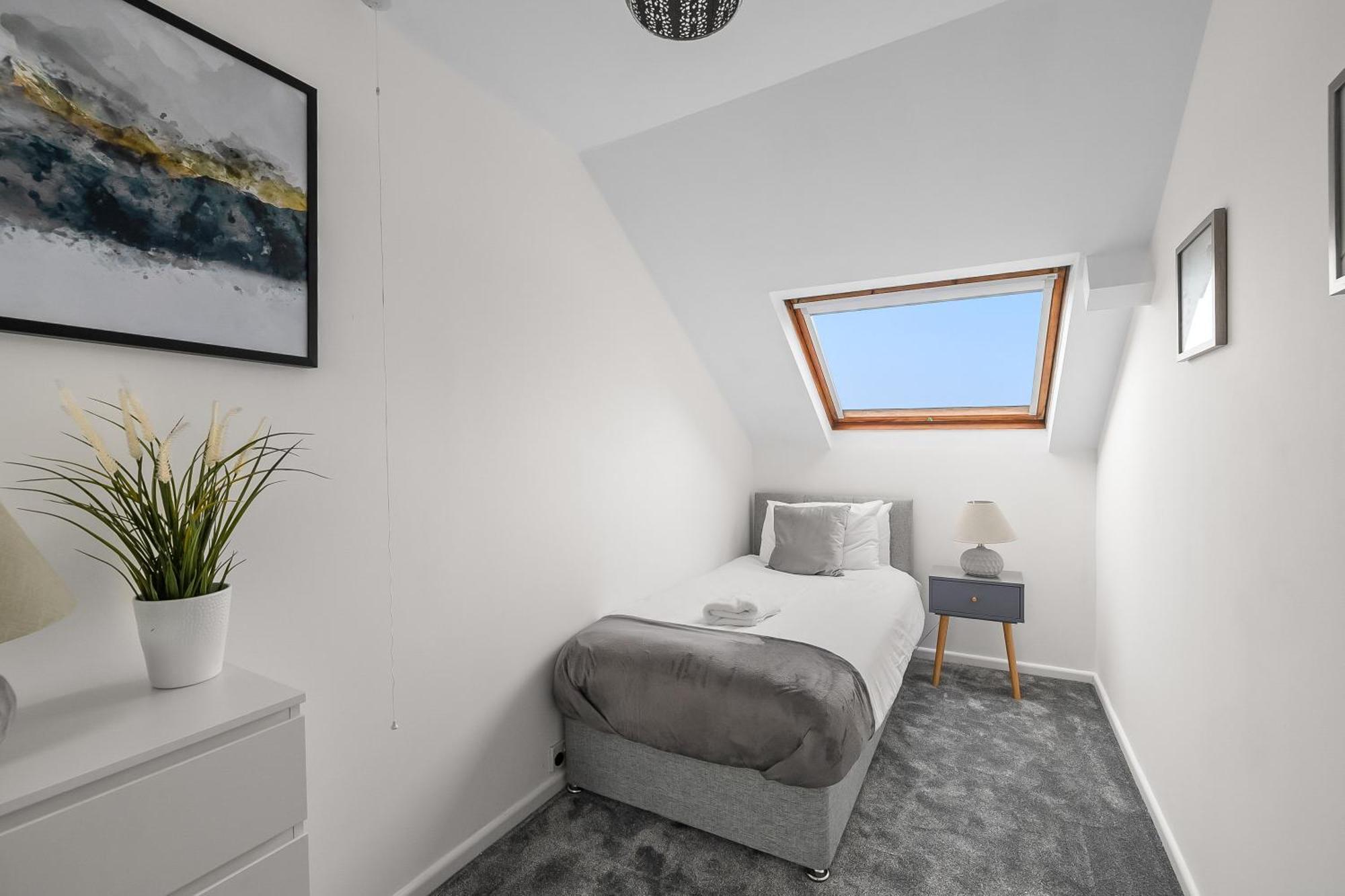 Spacious Townhouse With Accessibility Adapted Garden Apartment, Off Road Parking, Near Park, Jaccuzi Bath, Office Space, Sleeps 15 *