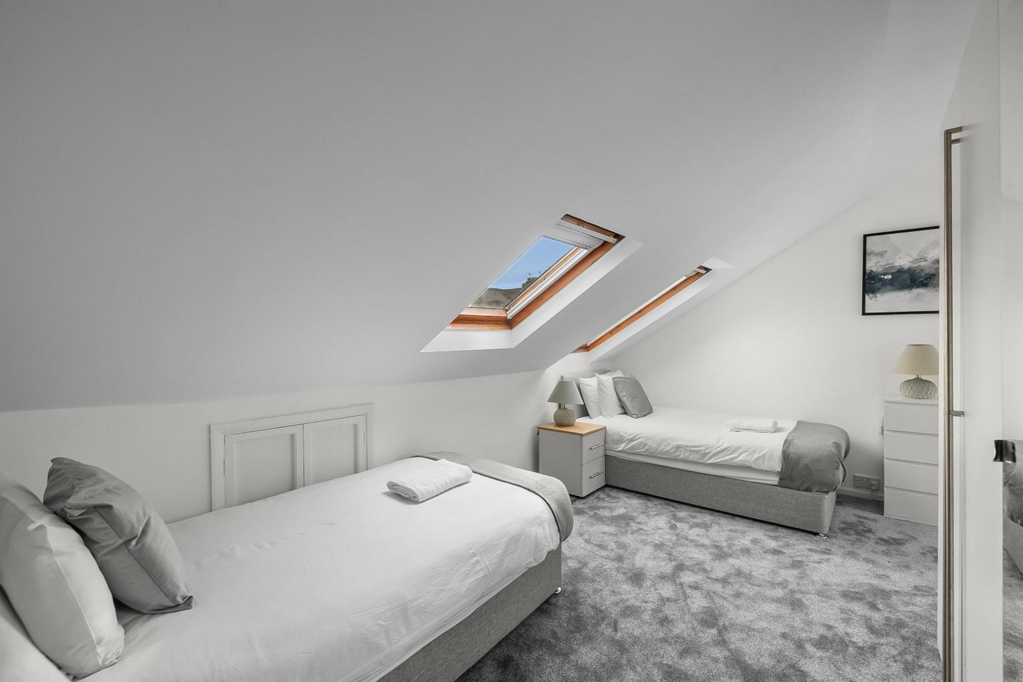 Spacious Townhouse With Accessibility Adapted Garden Apartment, Off Road Parking, Near Park, Jaccuzi Bath, Office Space, Sleeps 15 *