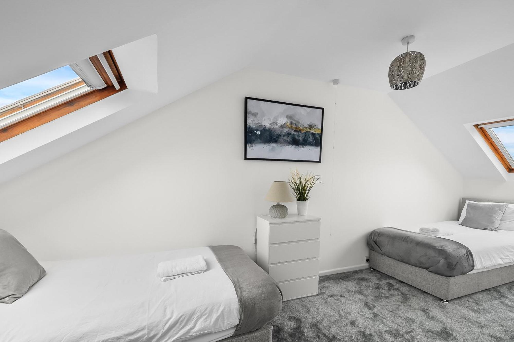 Holiday home Spacious Townhouse With Accessibility Adapted Garden Apartment, Off Road Parking, Near Park, Jaccuzi Bath, Office Space, Sleeps 15