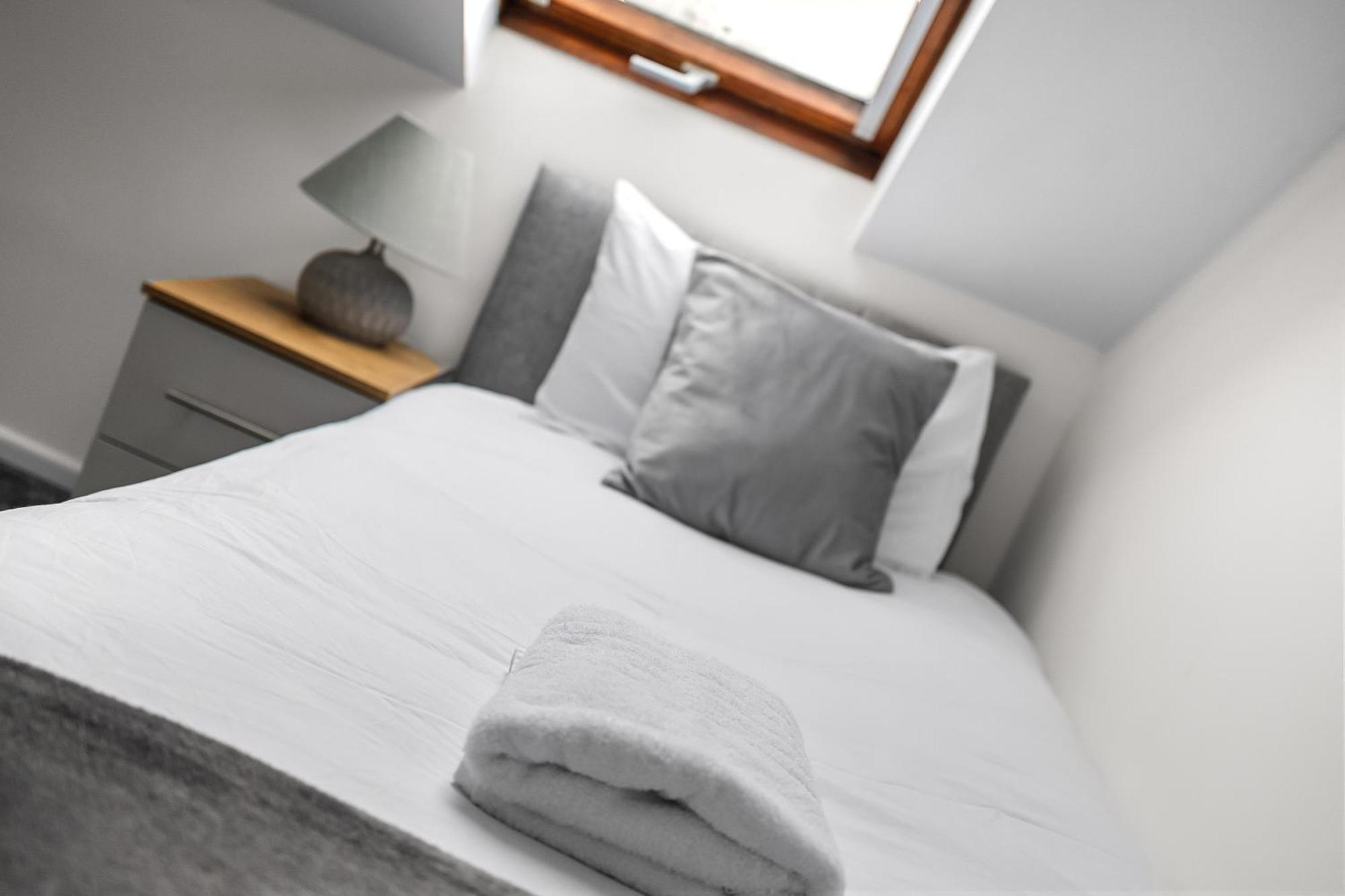 Holiday home Spacious Townhouse With Accessibility Adapted Garden Apartment, Off Road Parking, Near Park, Jaccuzi Bath, Office Space, Sleeps 15 *