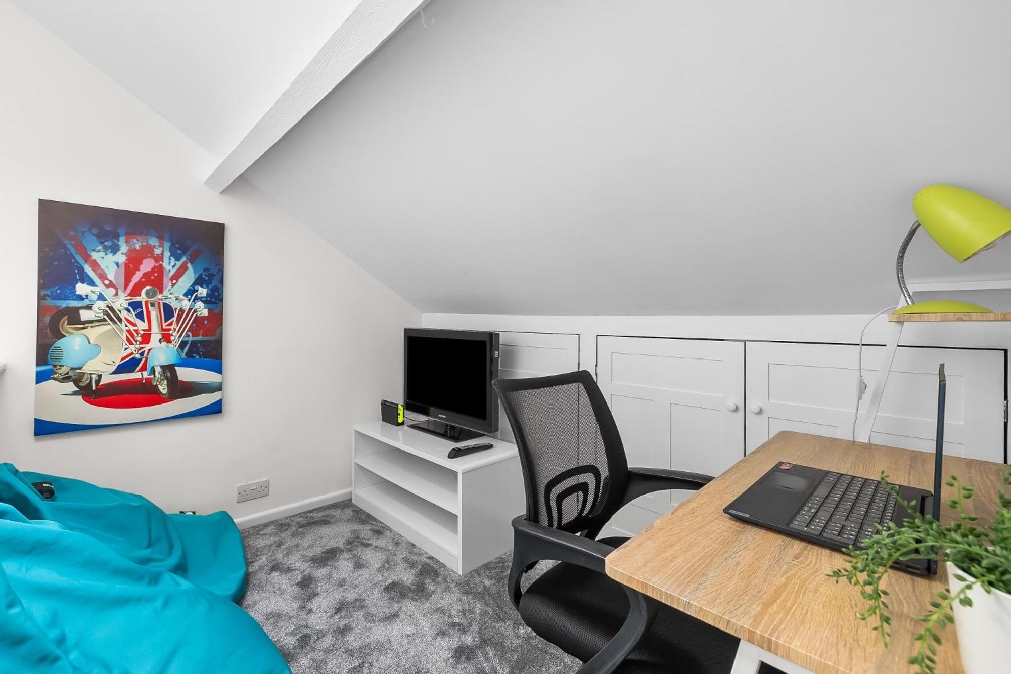 Holiday home Spacious Townhouse With Accessibility Adapted Garden Apartment, Off Road Parking, Near Park, Jaccuzi Bath, Office Space, Sleeps 15 *
