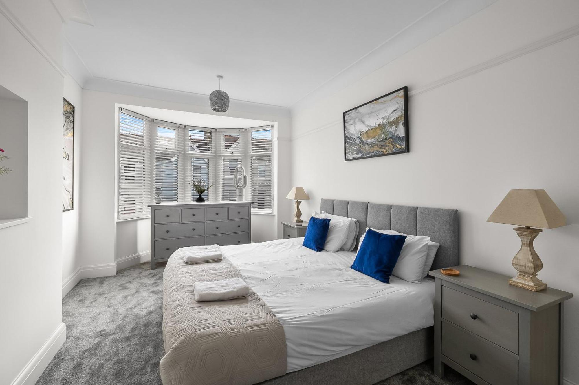 Spacious Townhouse With Accessibility Adapted Garden Apartment, Off Road Parking, Near Park, Jaccuzi Bath, Office Space, Sleeps 15 Holiday home Plymouth