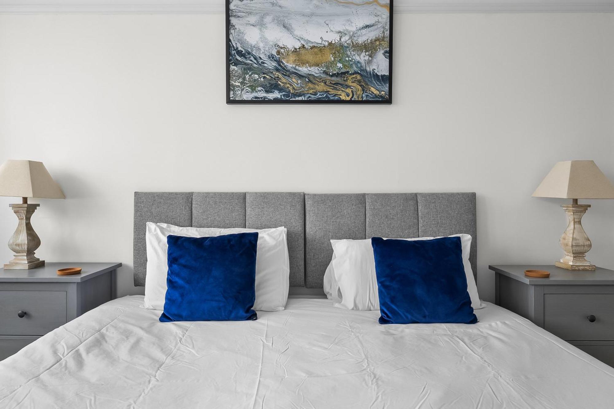 Spacious Townhouse With Accessibility Adapted Garden Apartment, Off Road Parking, Near Park, Jaccuzi Bath, Office Space, Sleeps 15 *