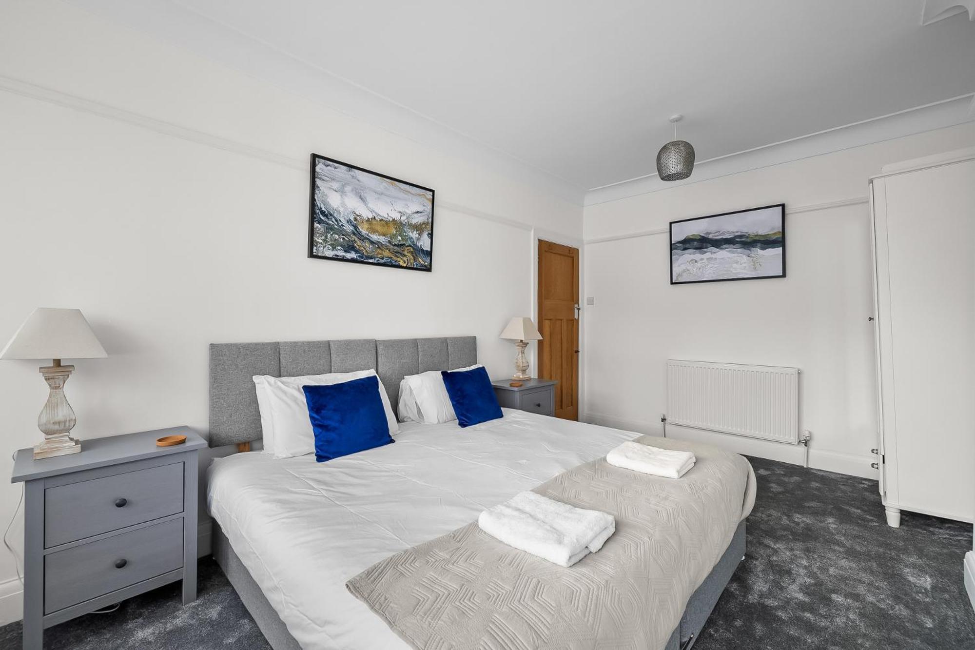Spacious Townhouse With Accessibility Adapted Garden Apartment, Off Road Parking, Near Park, Jaccuzi Bath, Office Space, Sleeps 15 Holiday home