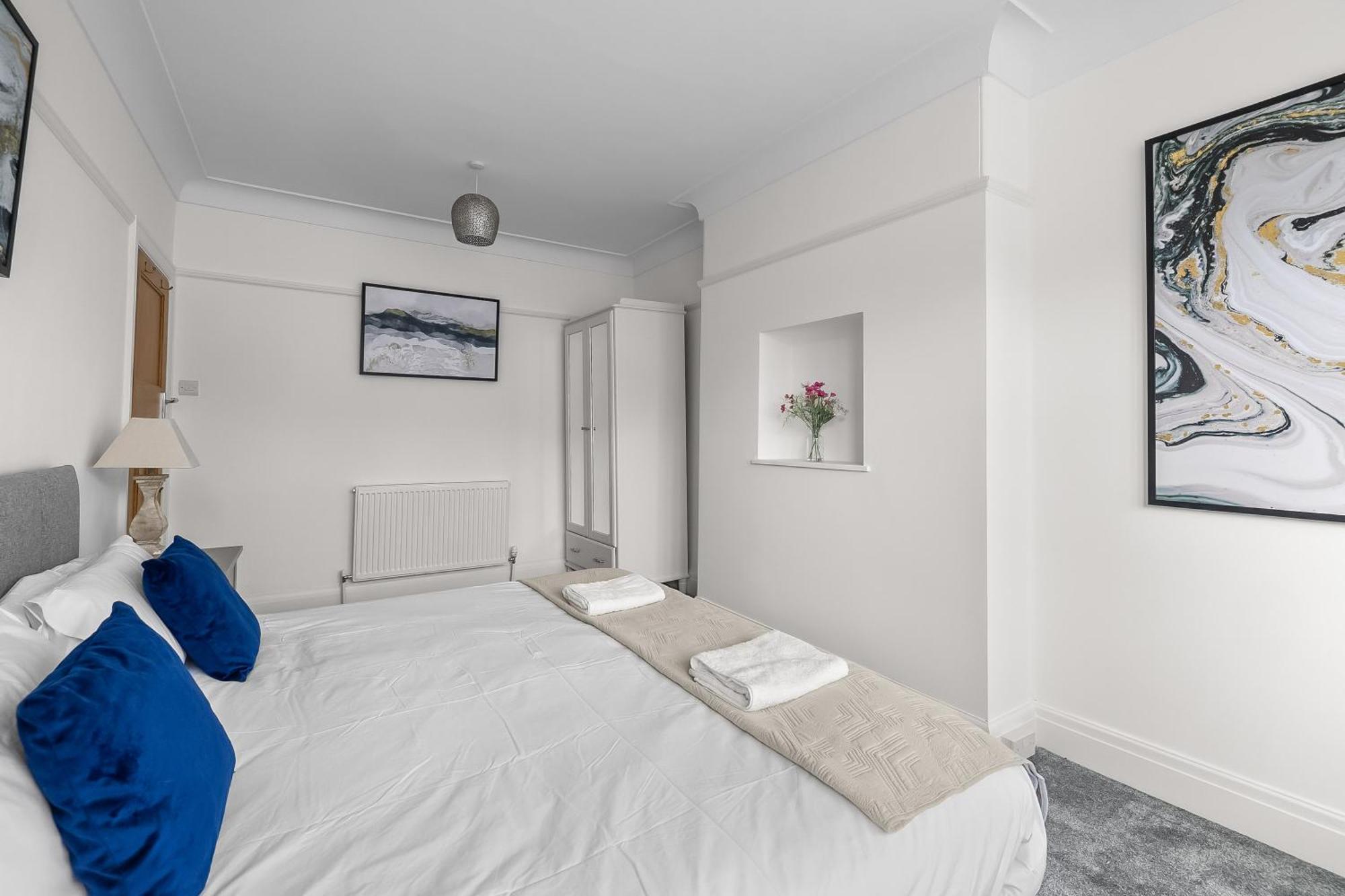 Spacious Townhouse With Accessibility Adapted Garden Apartment, Off Road Parking, Near Park, Jaccuzi Bath, Office Space, Sleeps 15 * Plymouth