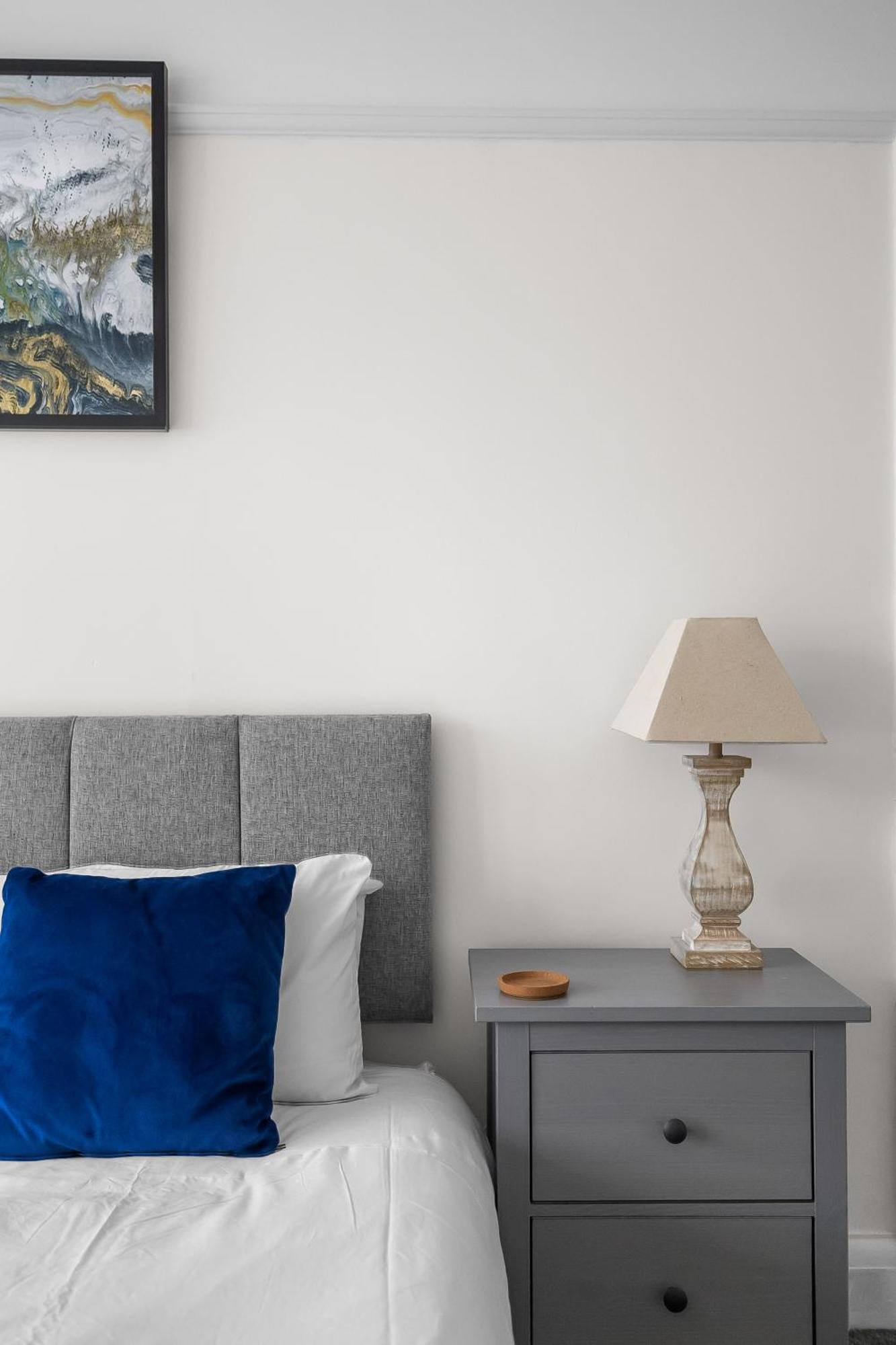 Holiday home Spacious Townhouse With Accessibility Adapted Garden Apartment, Off Road Parking, Near Park, Jaccuzi Bath, Office Space, Sleeps 15 Plymouth