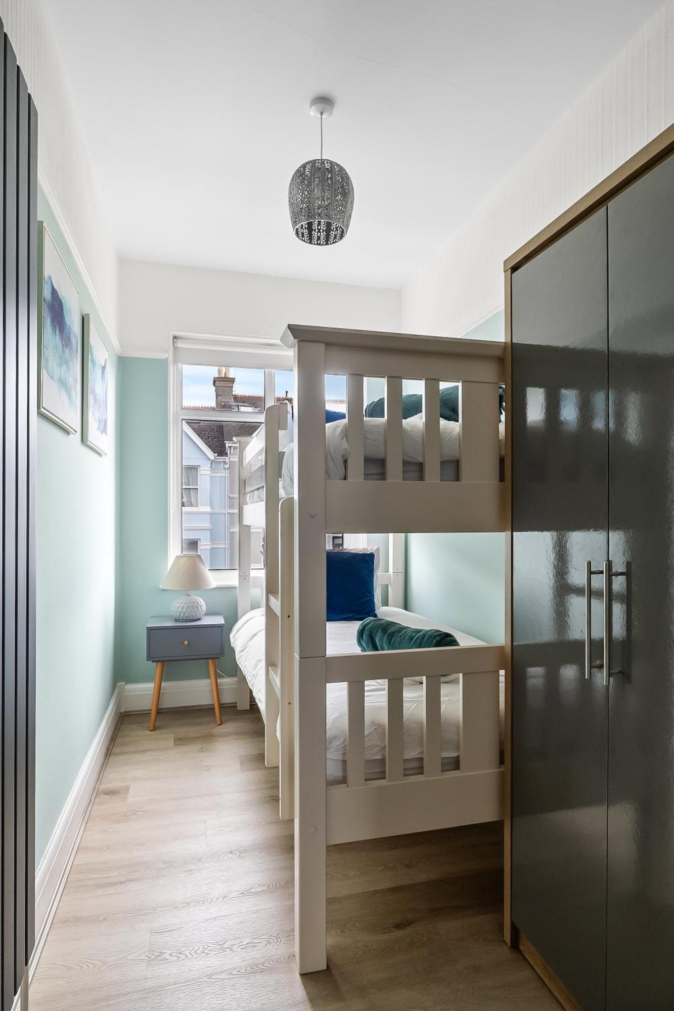 Spacious Townhouse With Accessibility Adapted Garden Apartment, Off Road Parking, Near Park, Jaccuzi Bath, Office Space, Sleeps 15 *