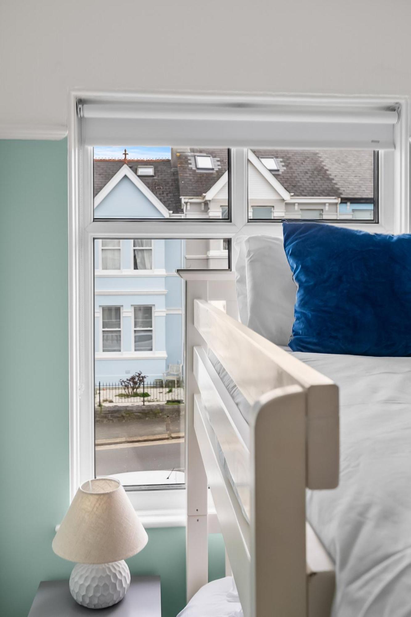 Holiday home Spacious Townhouse With Accessibility Adapted Garden Apartment, Off Road Parking, Near Park, Jaccuzi Bath, Office Space, Sleeps 15 Plymouth