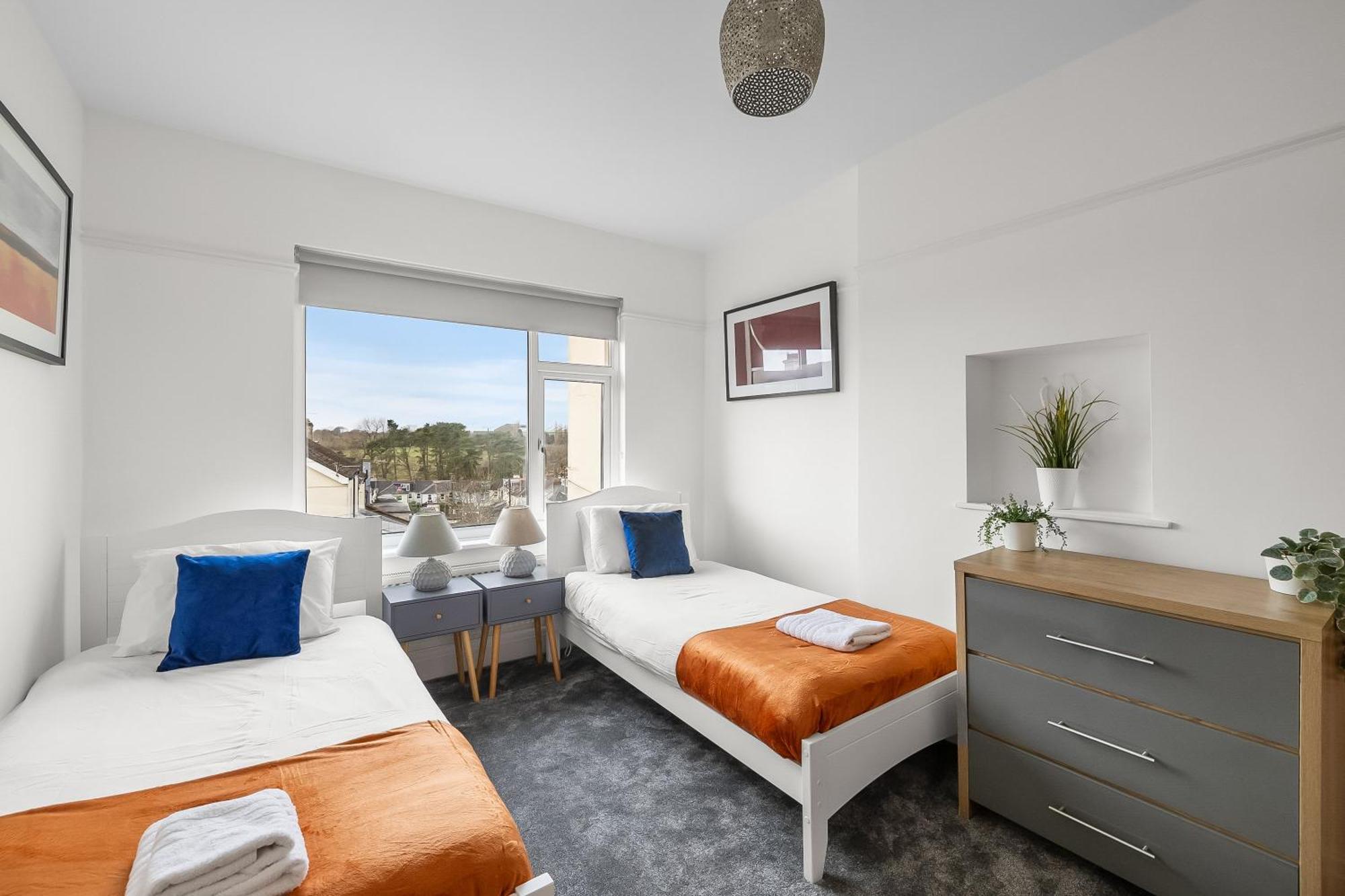 Spacious Townhouse With Accessibility Adapted Garden Apartment, Off Road Parking, Near Park, Jaccuzi Bath, Office Space, Sleeps 15 * Plymouth