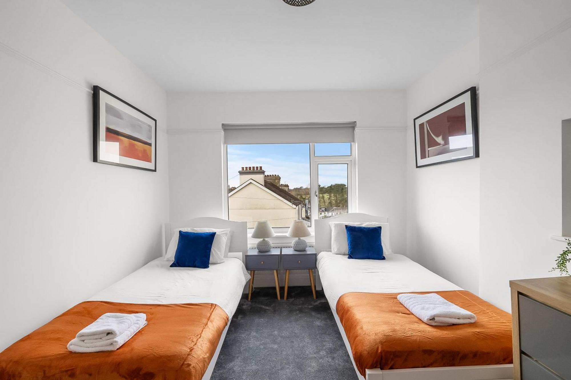 Holiday home Spacious Townhouse With Accessibility Adapted Garden Apartment, Off Road Parking, Near Park, Jaccuzi Bath, Office Space, Sleeps 15