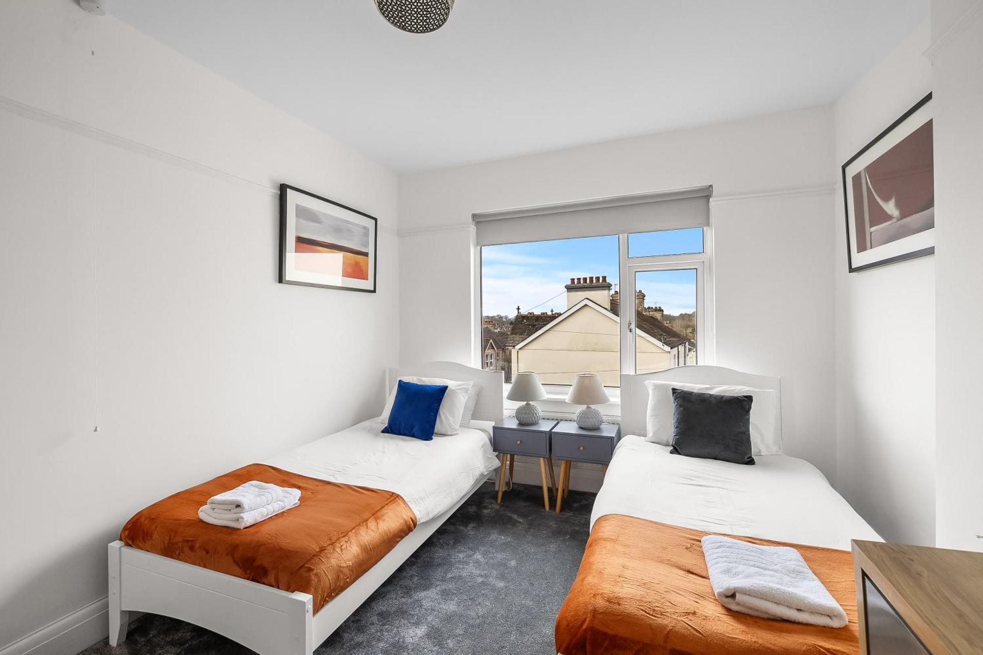 Spacious Townhouse With Accessibility Adapted Garden Apartment, Off Road Parking, Near Park, Jaccuzi Bath, Office Space, Sleeps 15 Plymouth
