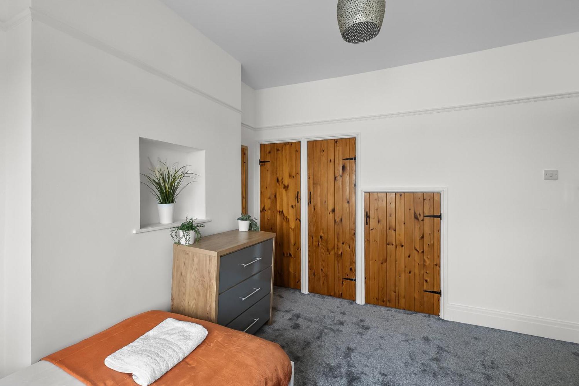Spacious Townhouse With Accessibility Adapted Garden Apartment, Off Road Parking, Near Park, Jaccuzi Bath, Office Space, Sleeps 15 *