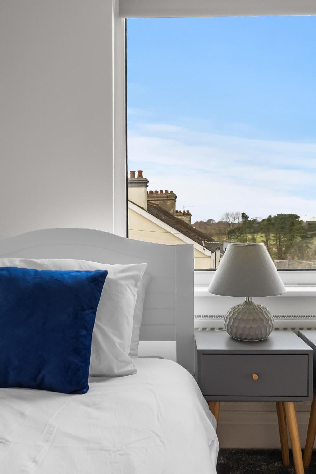 Spacious Townhouse With Accessibility Adapted Garden Apartment, Off Road Parking, Near Park, Jaccuzi Bath, Office Space, Sleeps 15 Holiday home Plymouth