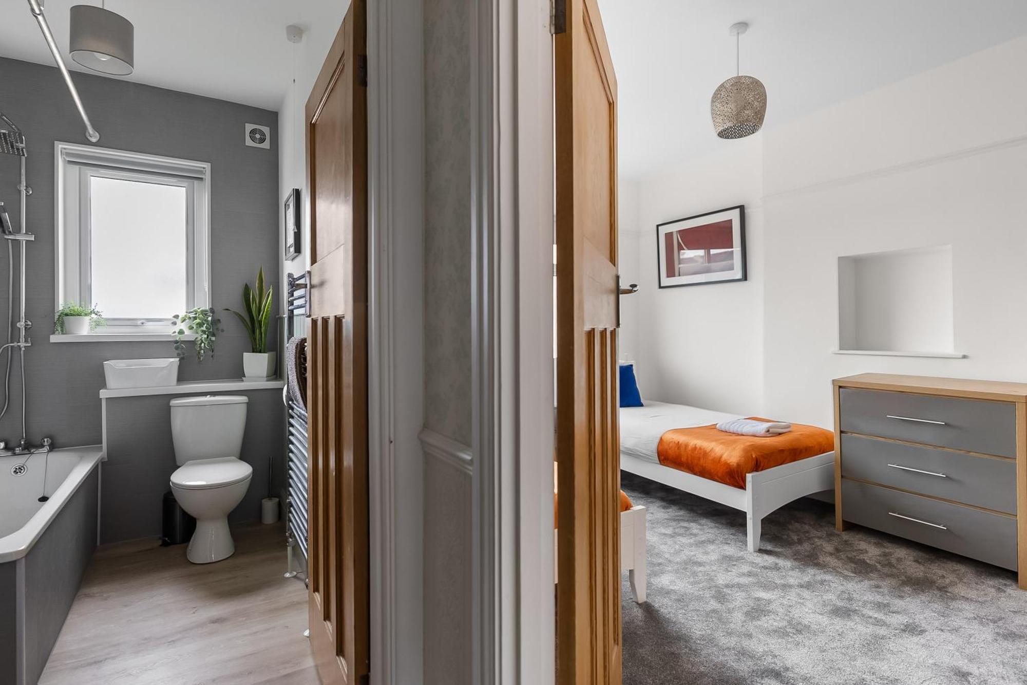 Holiday home Spacious Townhouse With Accessibility Adapted Garden Apartment, Off Road Parking, Near Park, Jaccuzi Bath, Office Space, Sleeps 15