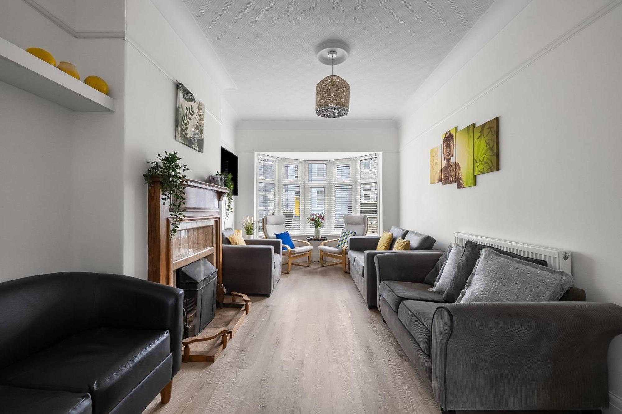 Spacious Townhouse With Accessibility Adapted Garden Apartment, Off Road Parking, Near Park, Jaccuzi Bath, Office Space, Sleeps 15 *