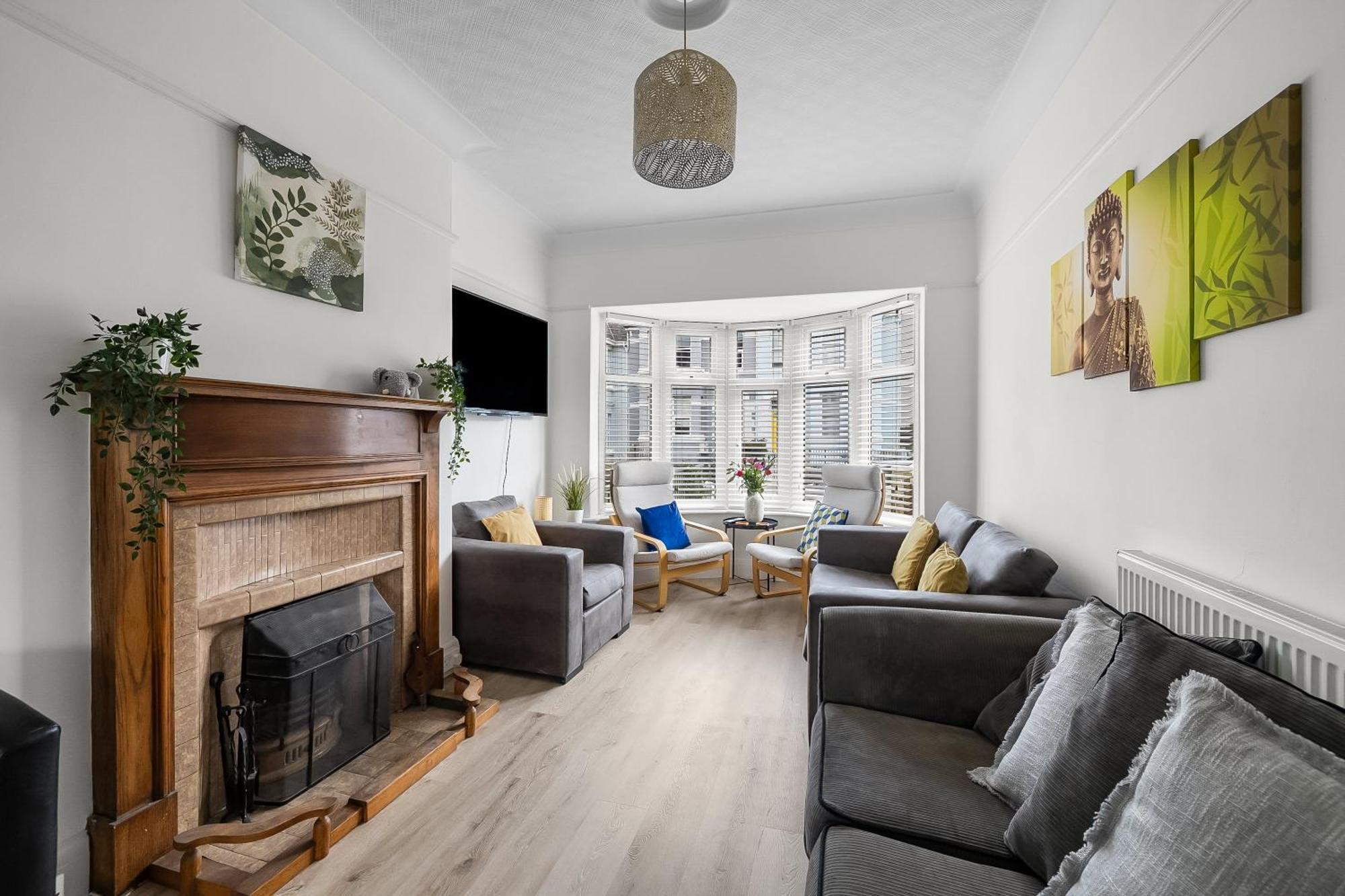 Spacious Townhouse With Accessibility Adapted Garden Apartment, Off Road Parking, Near Park, Jaccuzi Bath, Office Space, Sleeps 15 * Plymouth
