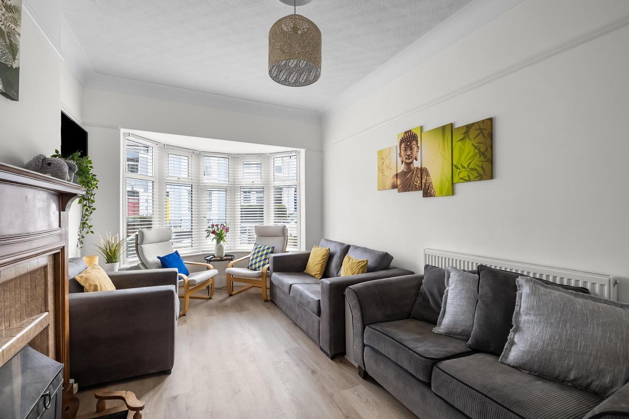 Holiday home Spacious Townhouse With Accessibility Adapted Garden Apartment, Off Road Parking, Near Park, Jaccuzi Bath, Office Space, Sleeps 15 Plymouth
