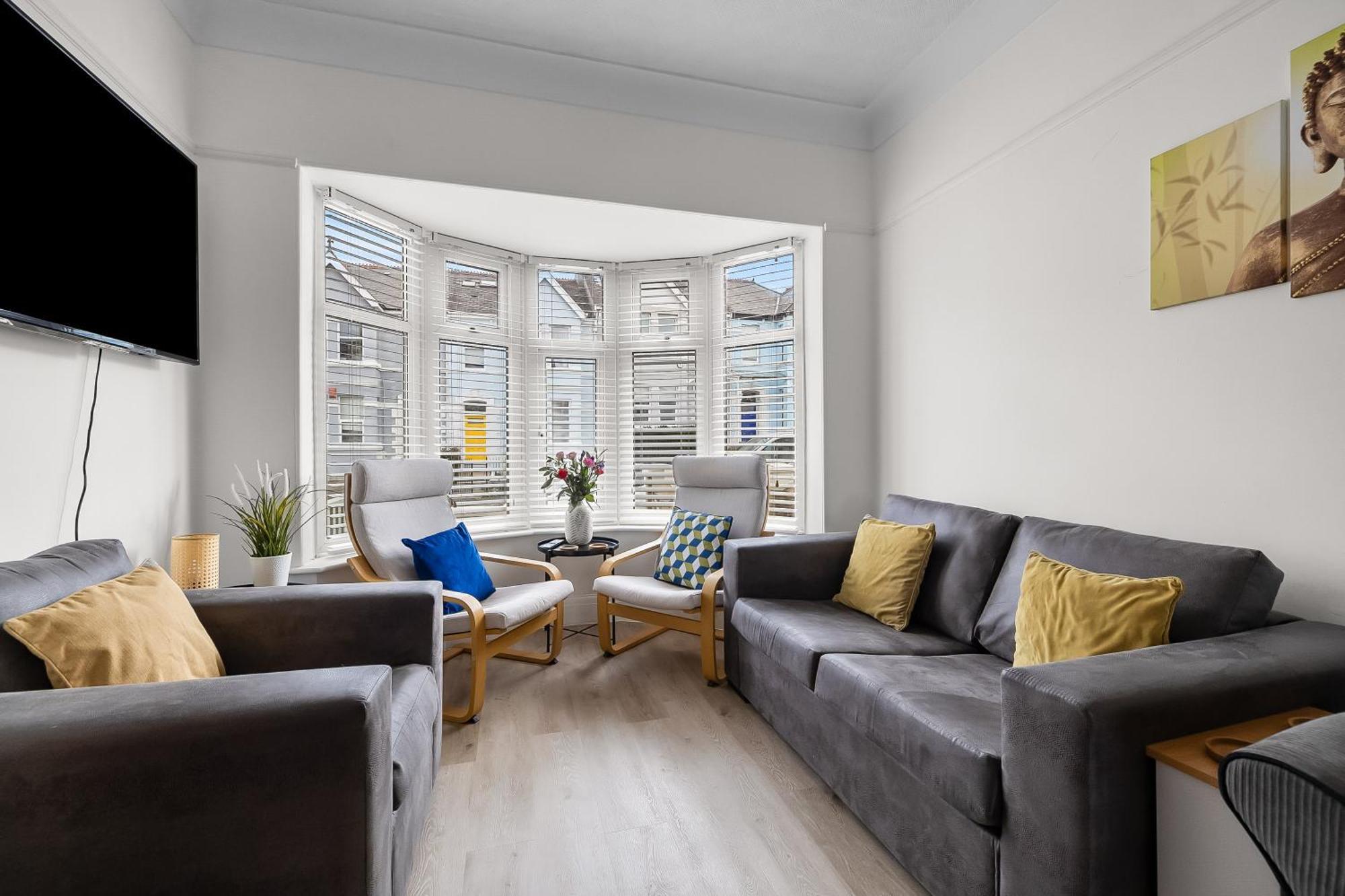 Holiday home Spacious Townhouse With Accessibility Adapted Garden Apartment, Off Road Parking, Near Park, Jaccuzi Bath, Office Space, Sleeps 15 Plymouth