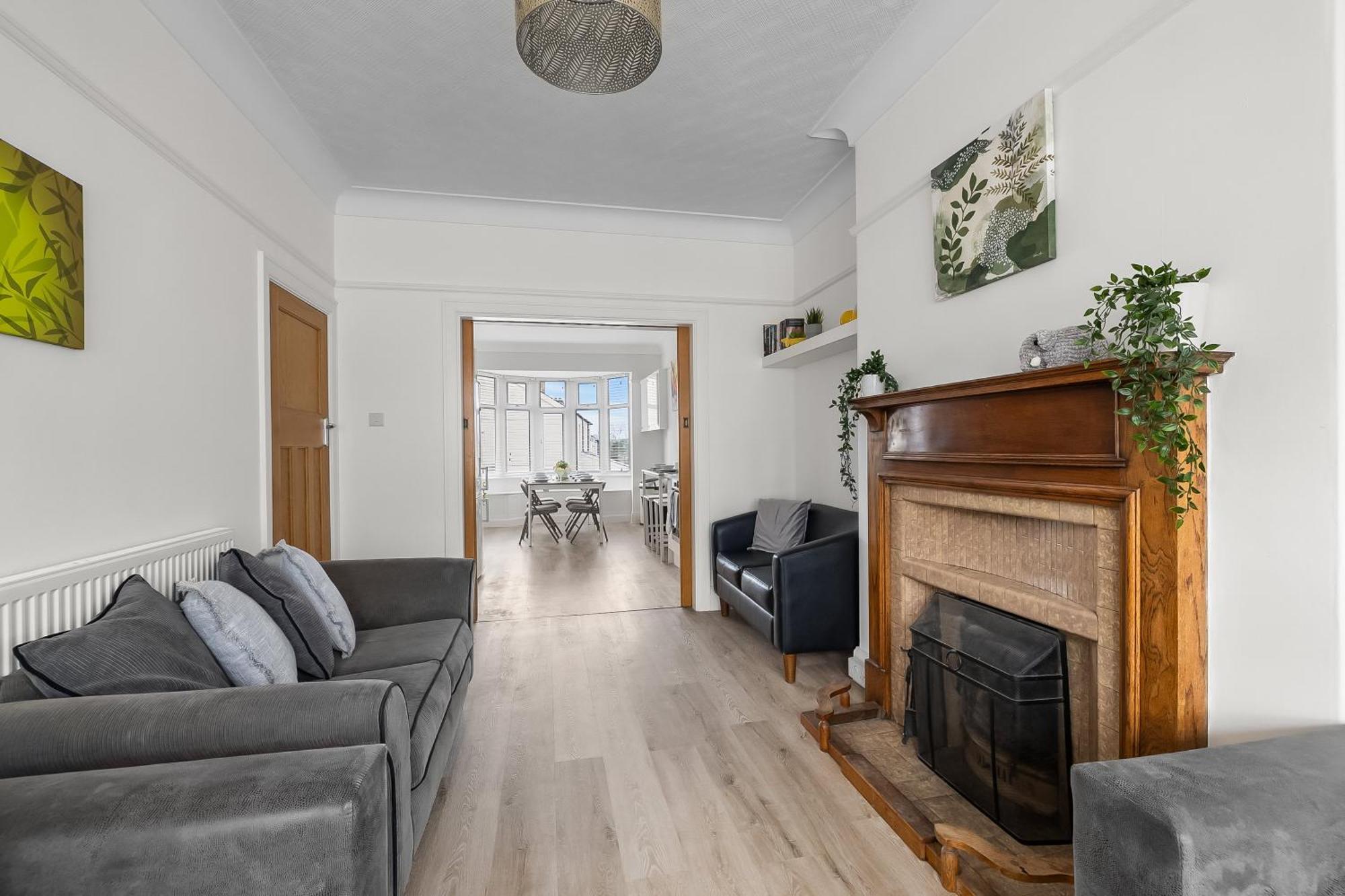 Spacious Townhouse With Accessibility Adapted Garden Apartment, Off Road Parking, Near Park, Jaccuzi Bath, Office Space, Sleeps 15