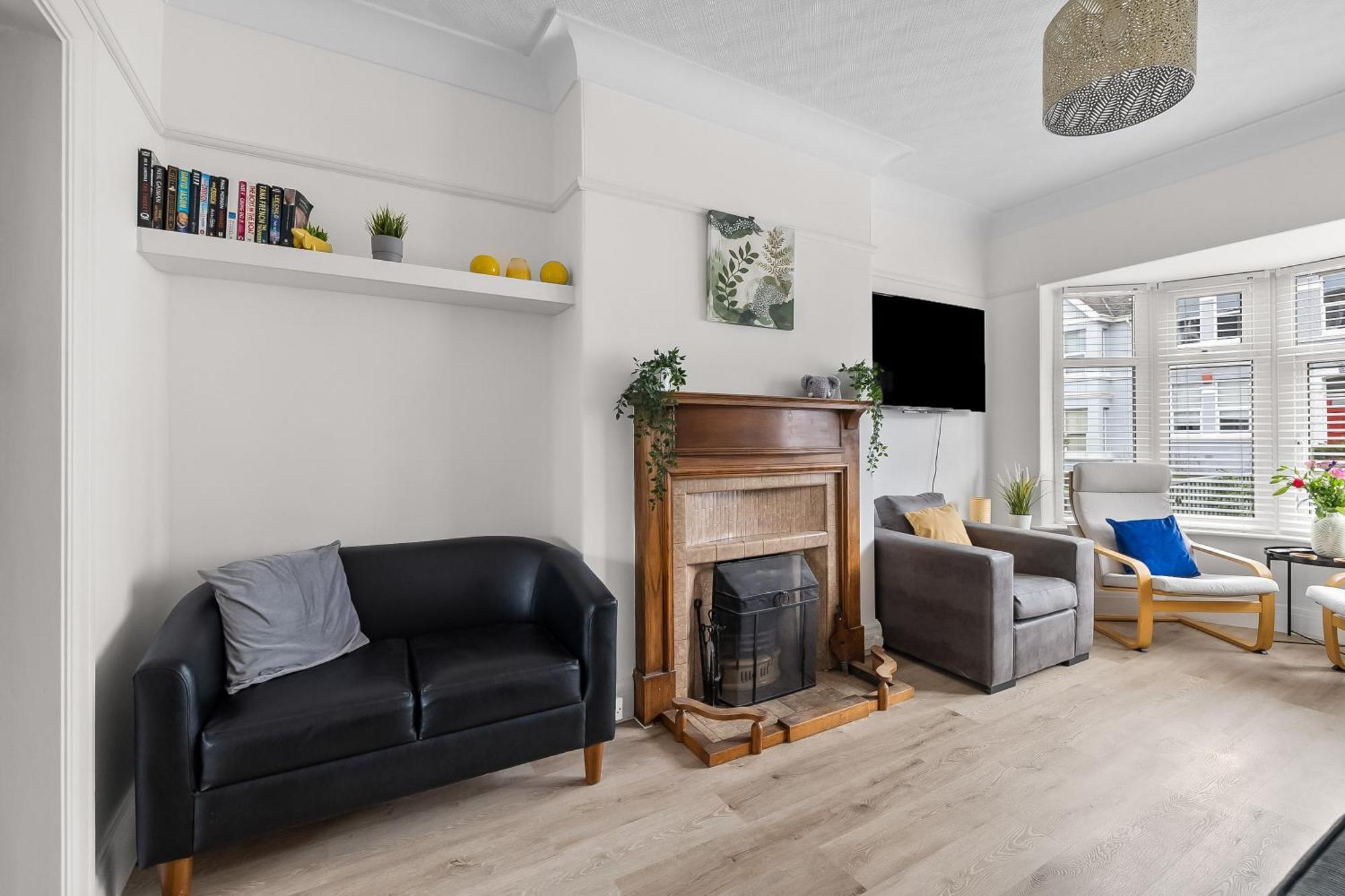 Holiday home Spacious Townhouse With Accessibility Adapted Garden Apartment, Off Road Parking, Near Park, Jaccuzi Bath, Office Space, Sleeps 15