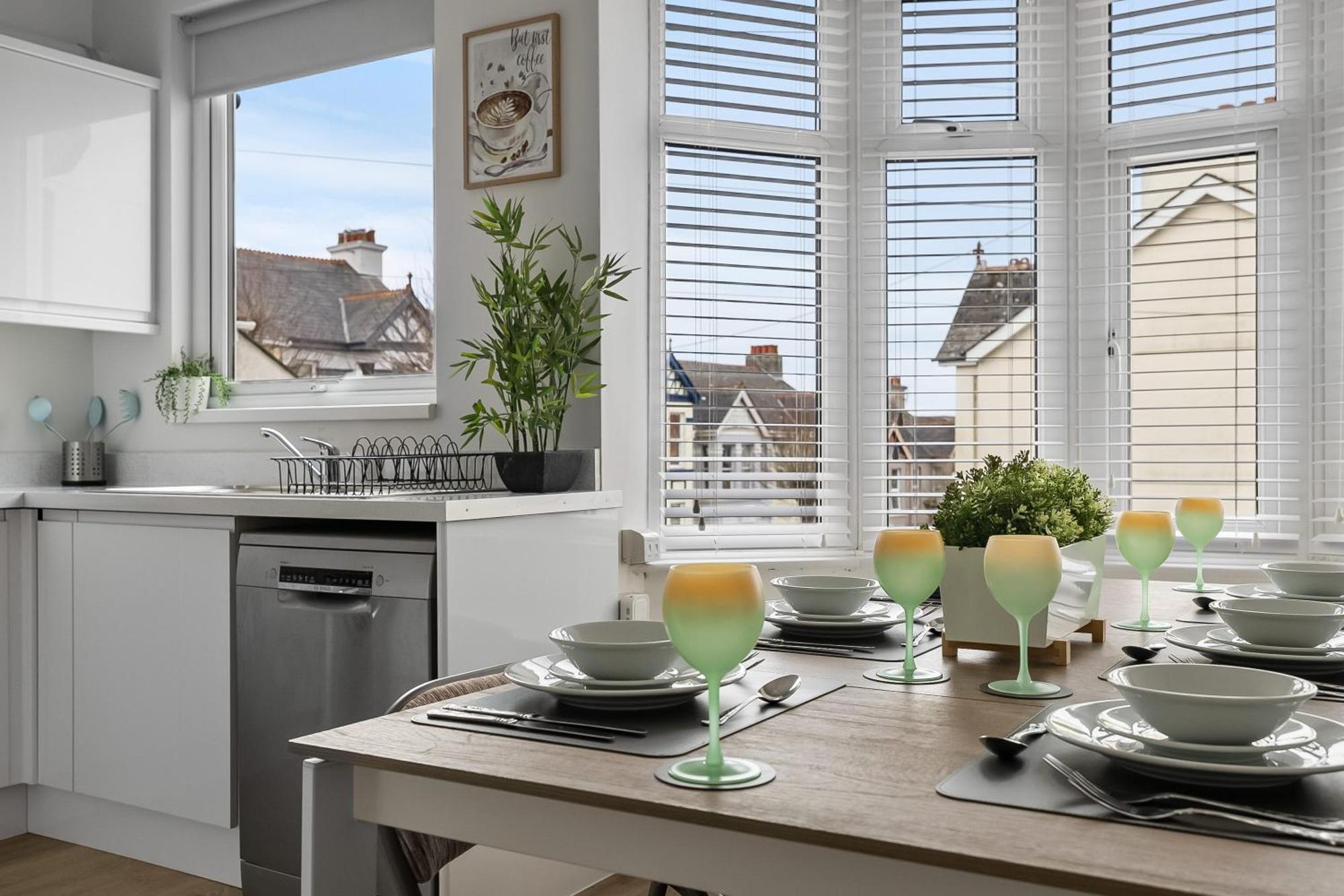 Holiday home Spacious Townhouse With Accessibility Adapted Garden Apartment, Off Road Parking, Near Park, Jaccuzi Bath, Office Space, Sleeps 15 *