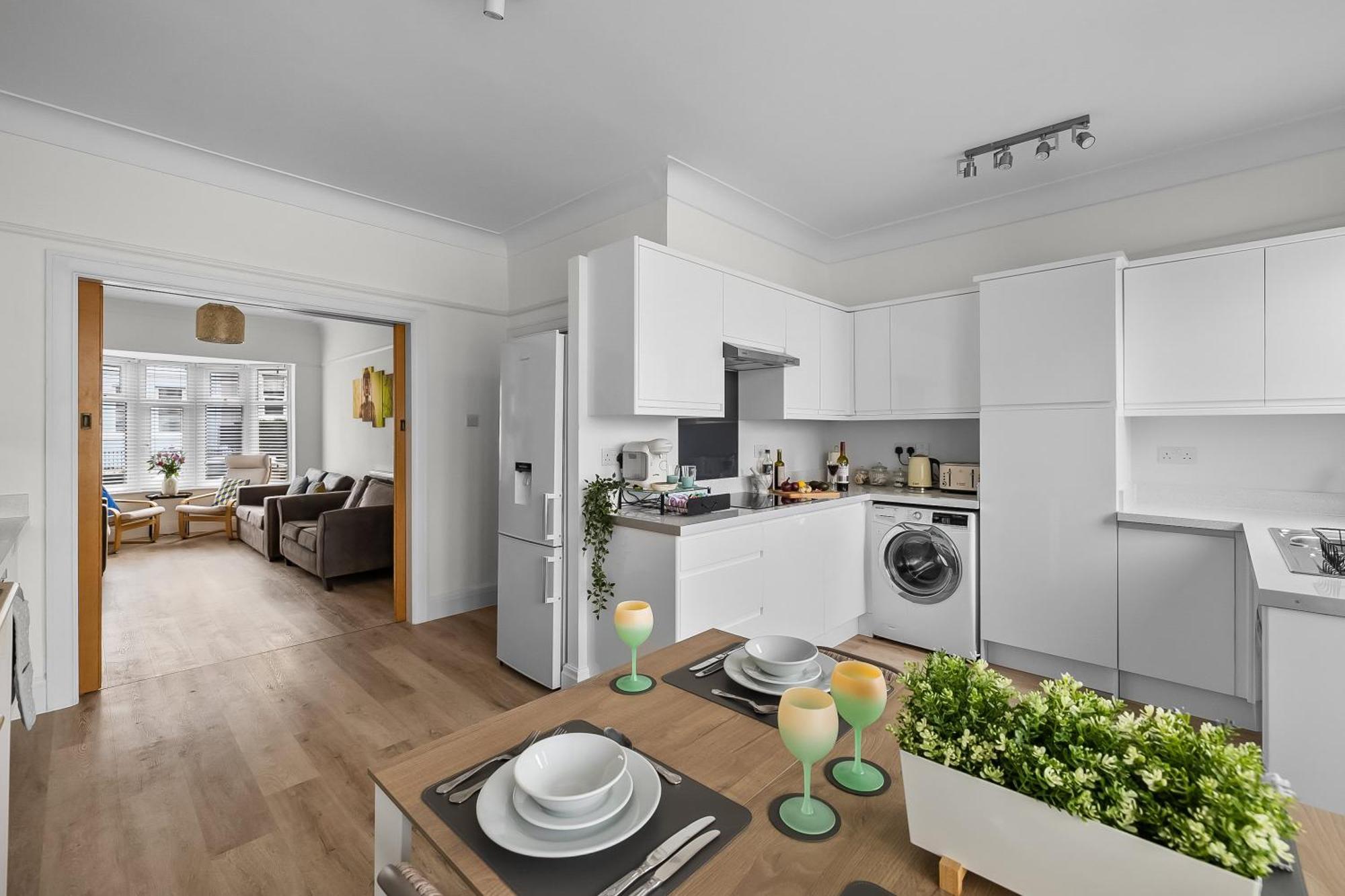 Spacious Townhouse With Accessibility Adapted Garden Apartment, Off Road Parking, Near Park, Jaccuzi Bath, Office Space, Sleeps 15