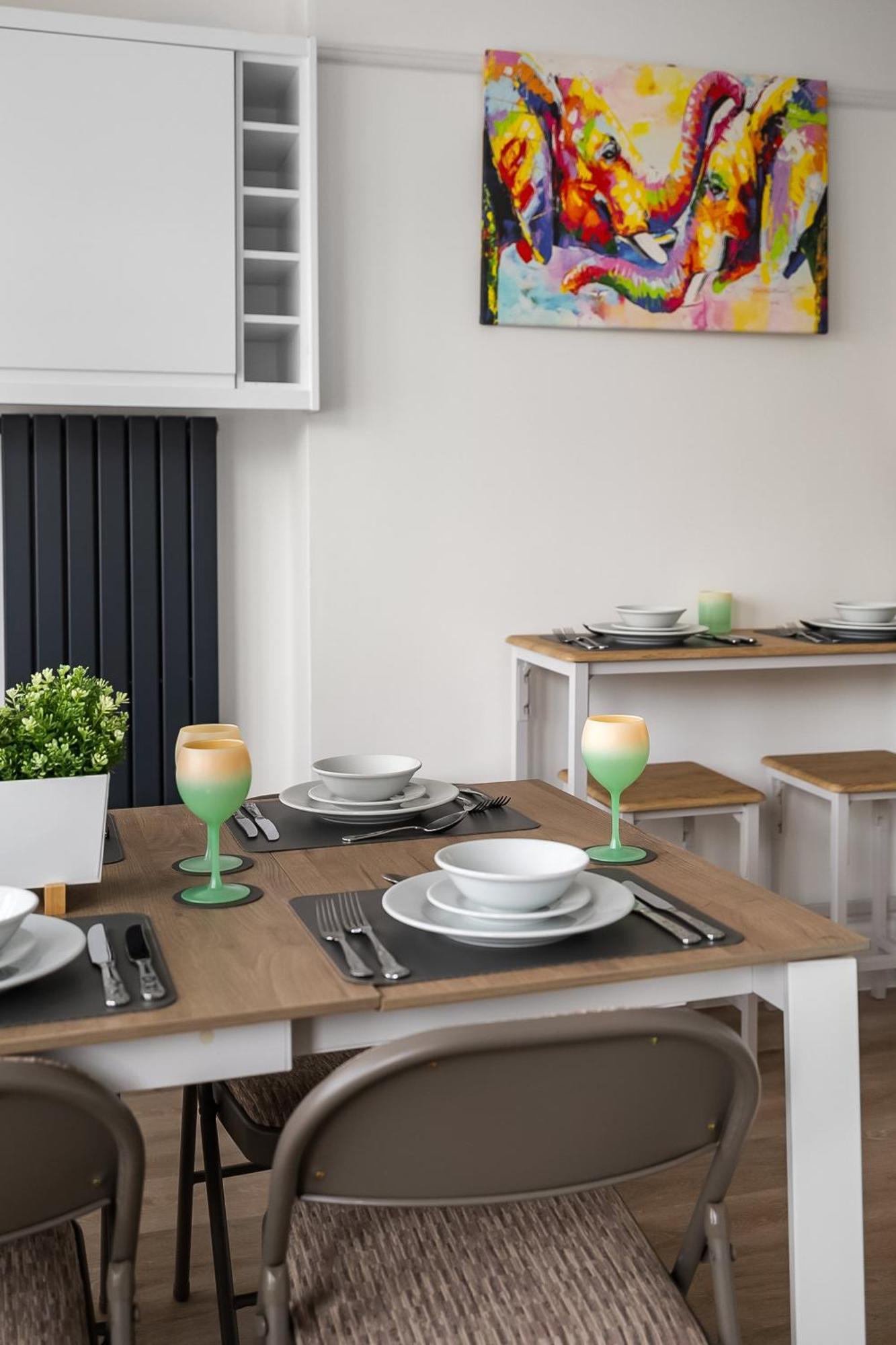 Spacious Townhouse With Accessibility Adapted Garden Apartment, Off Road Parking, Near Park, Jaccuzi Bath, Office Space, Sleeps 15 * Plymouth