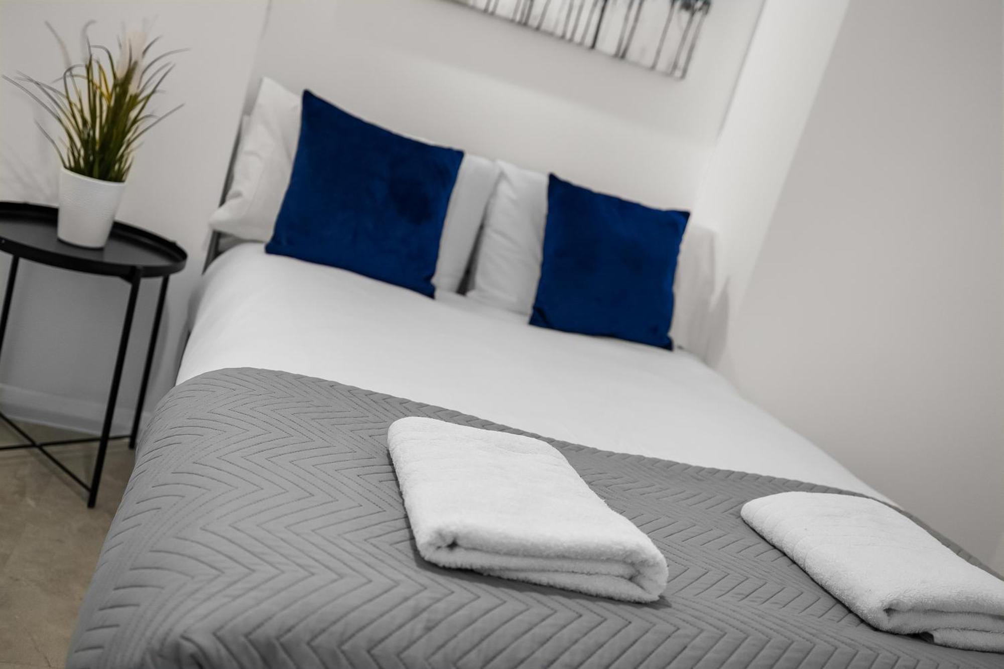 Spacious Townhouse With Accessibility Adapted Garden Apartment, Off Road Parking, Near Park, Jaccuzi Bath, Office Space, Sleeps 15 *
