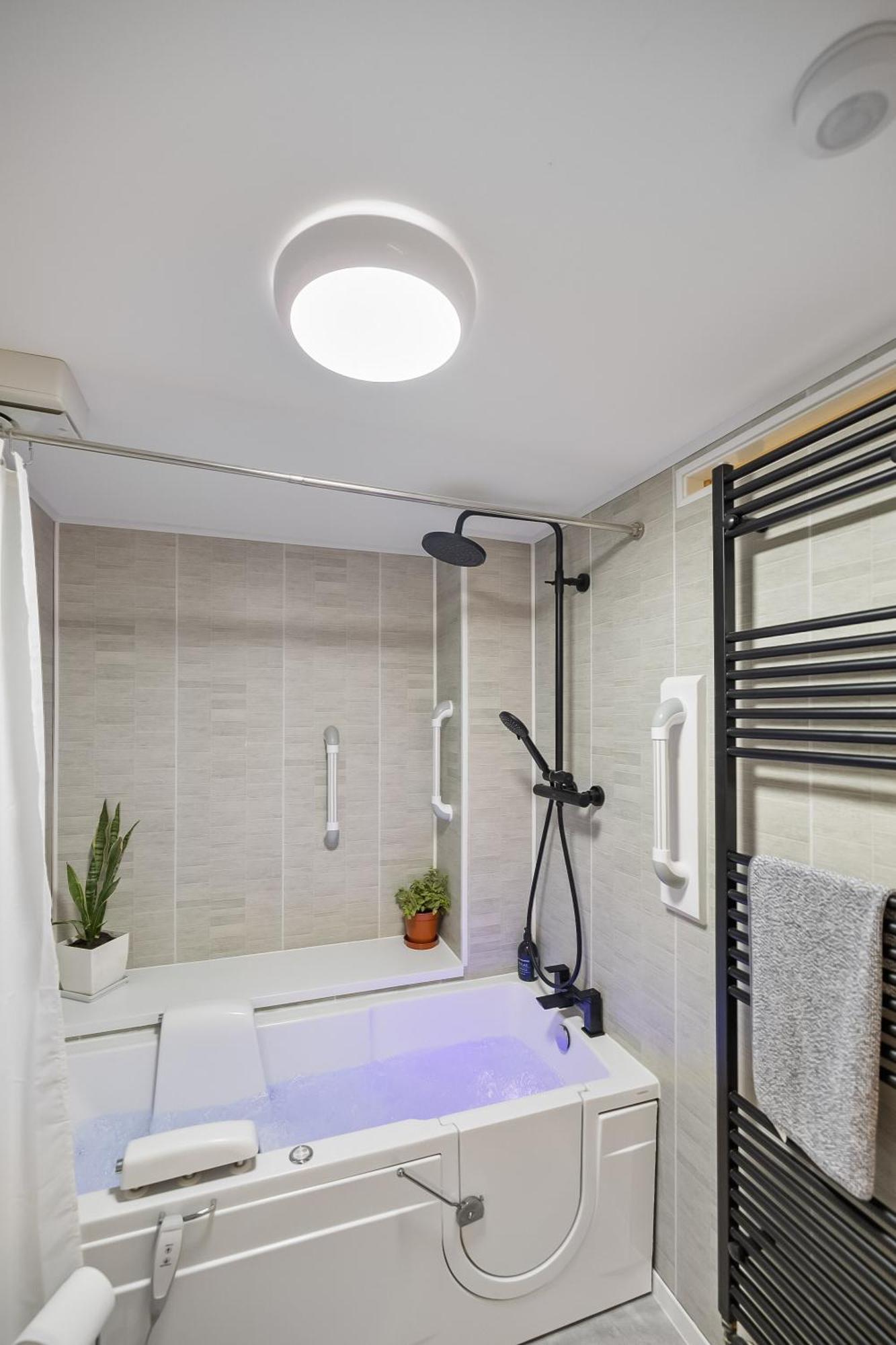 Spacious Townhouse With Accessibility Adapted Garden Apartment, Off Road Parking, Near Park, Jaccuzi Bath, Office Space, Sleeps 15 Plymouth