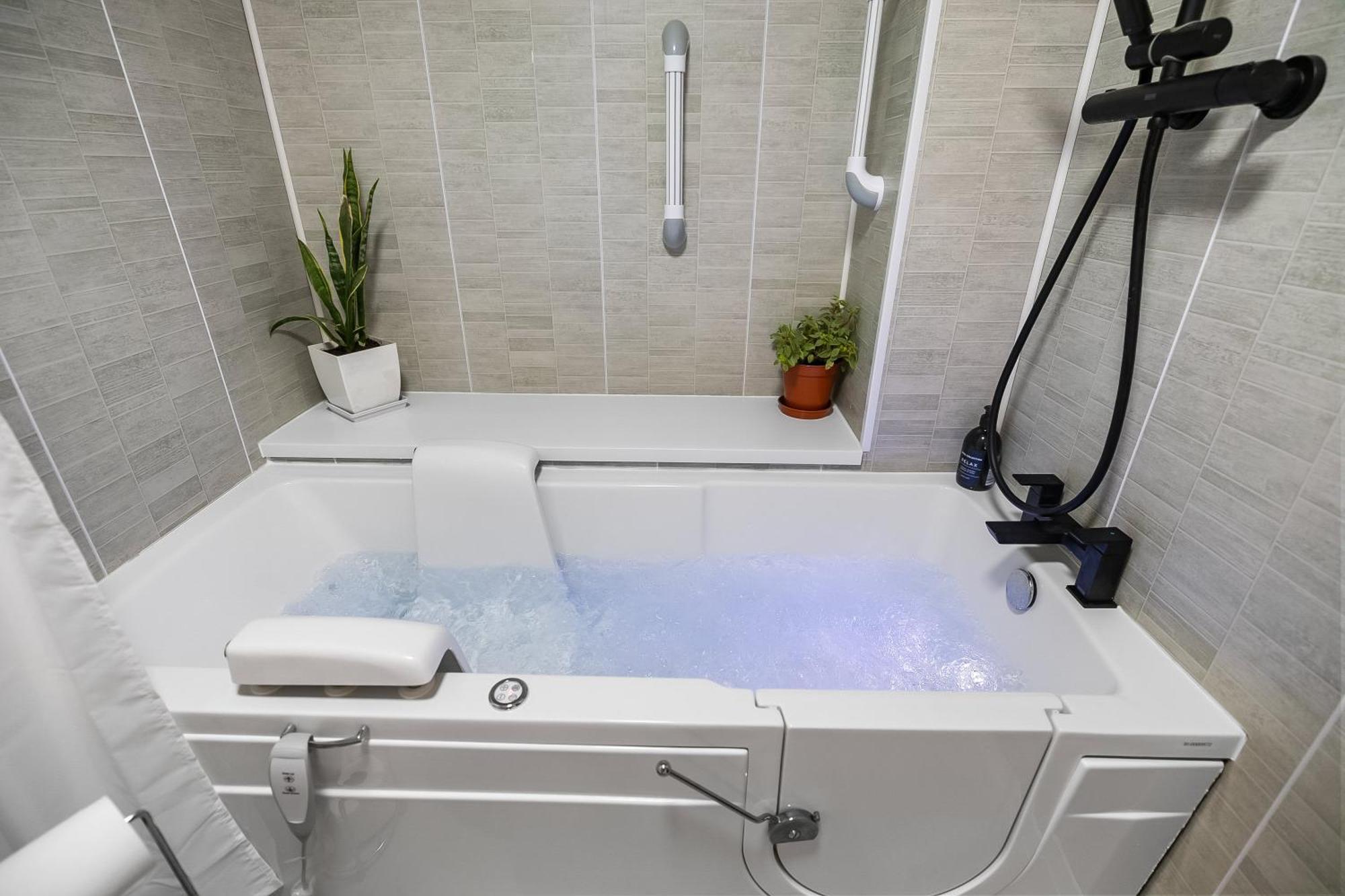 Spacious Townhouse With Accessibility Adapted Garden Apartment, Off Road Parking, Near Park, Jaccuzi Bath, Office Space, Sleeps 15 Holiday home