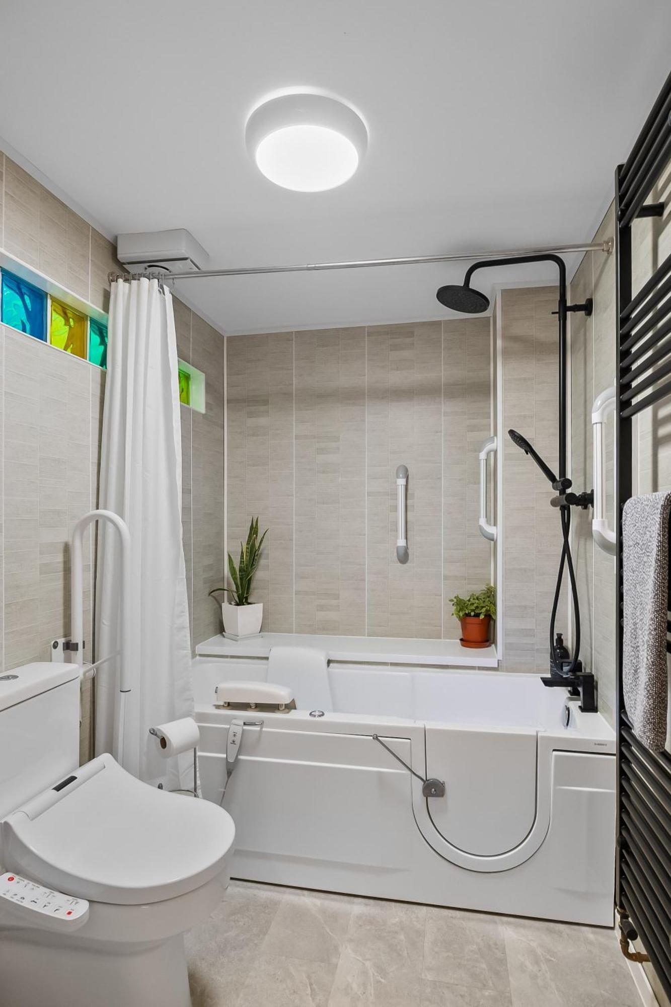 Spacious Townhouse With Accessibility Adapted Garden Apartment, Off Road Parking, Near Park, Jaccuzi Bath, Office Space, Sleeps 15
