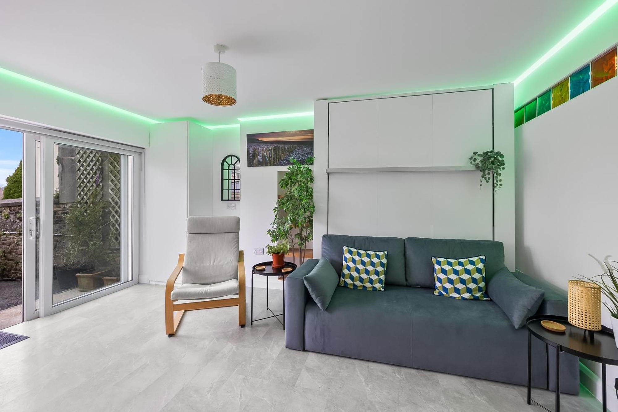 Holiday home Spacious Townhouse With Accessibility Adapted Garden Apartment, Off Road Parking, Near Park, Jaccuzi Bath, Office Space, Sleeps 15