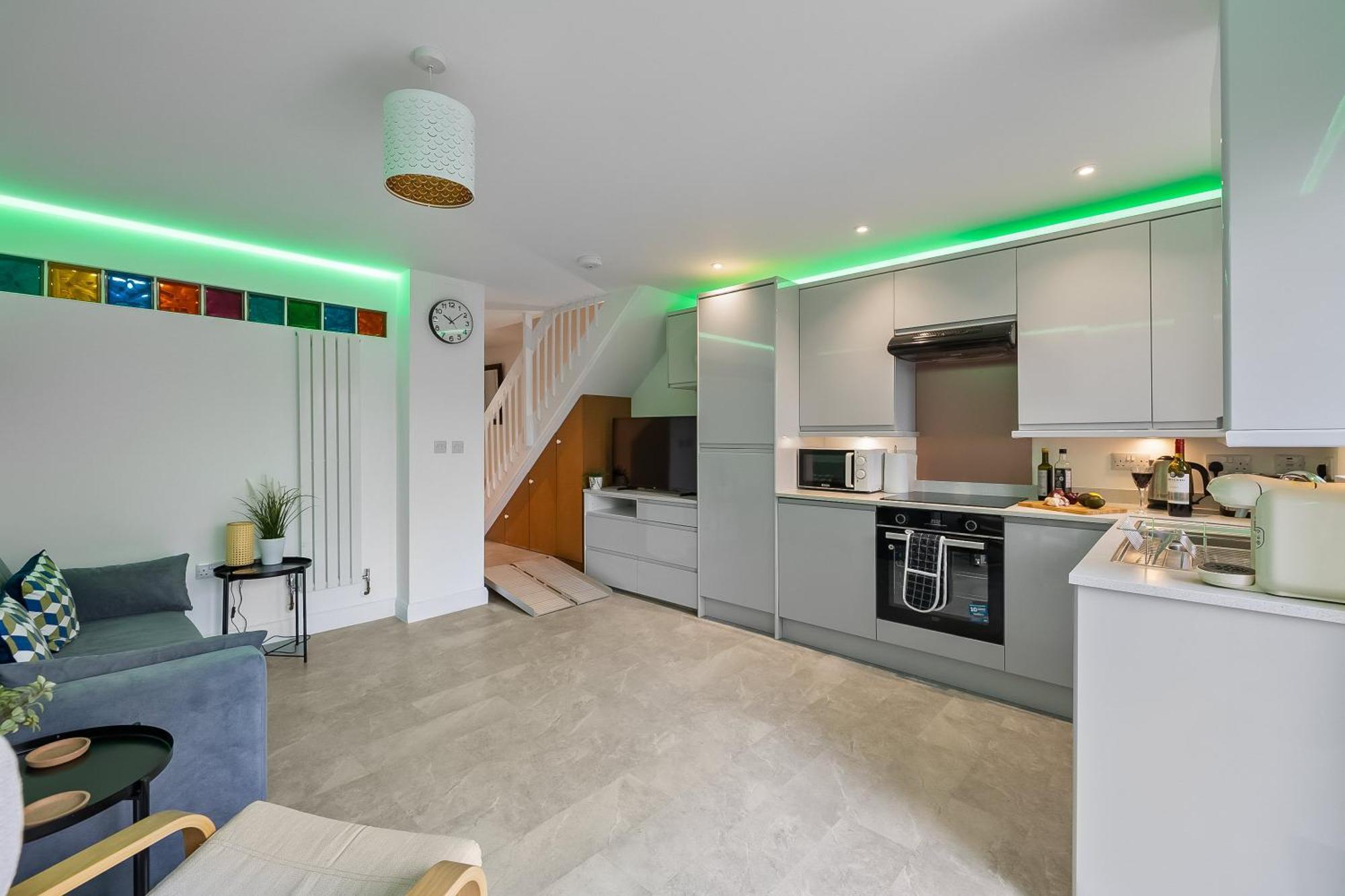 Holiday home Spacious Townhouse With Accessibility Adapted Garden Apartment, Off Road Parking, Near Park, Jaccuzi Bath, Office Space, Sleeps 15 *