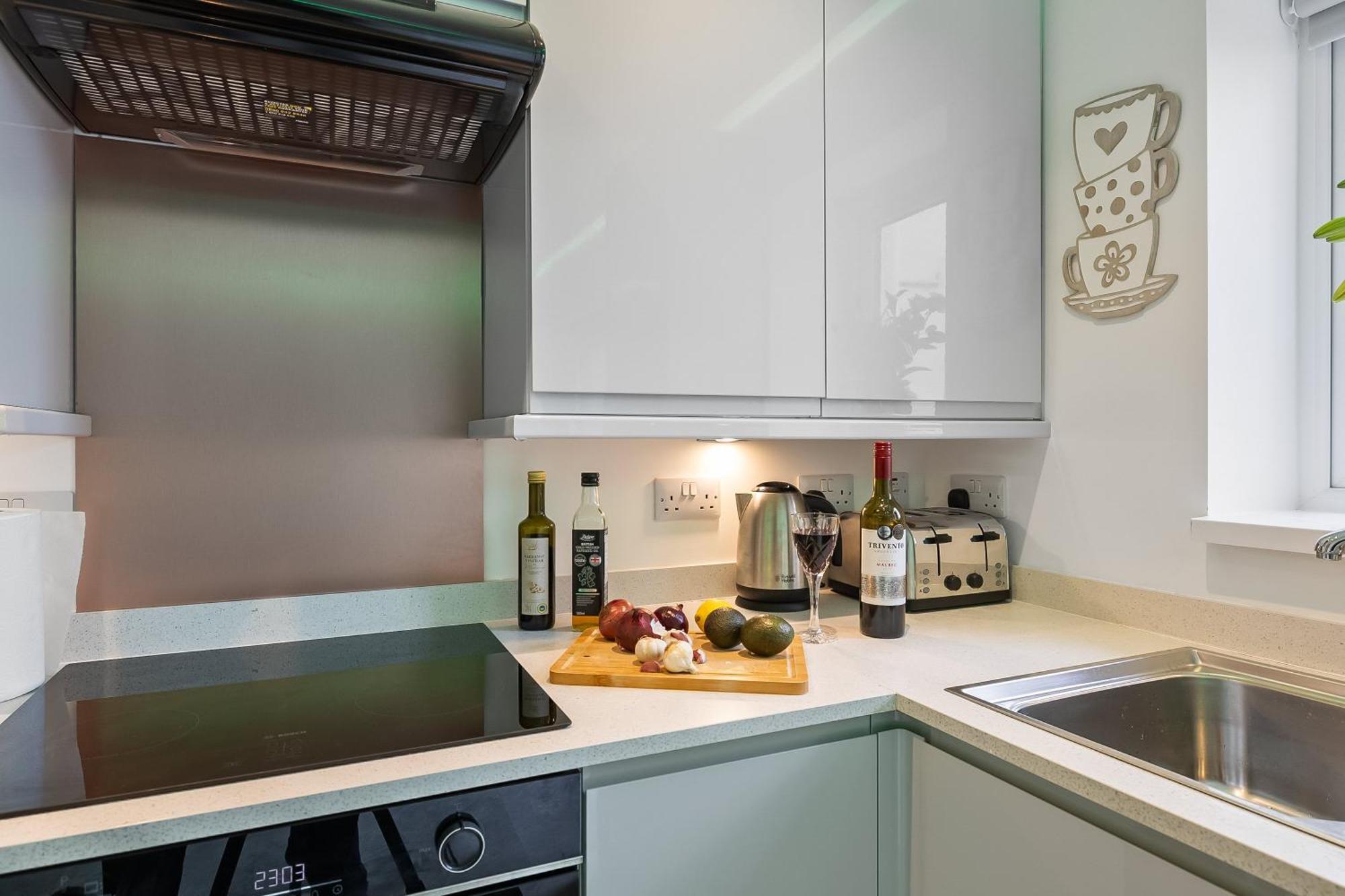 Spacious Townhouse With Accessibility Adapted Garden Apartment, Off Road Parking, Near Park, Jaccuzi Bath, Office Space, Sleeps 15 Holiday home