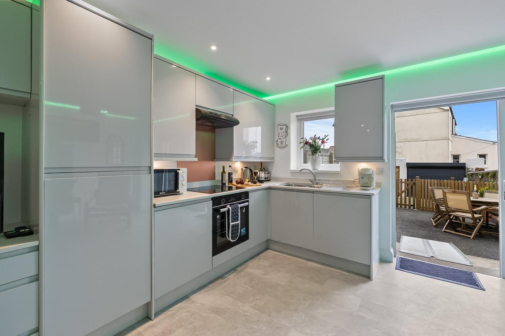 Spacious Townhouse With Accessibility Adapted Garden Apartment, Off Road Parking, Near Park, Jaccuzi Bath, Office Space, Sleeps 15 Plymouth