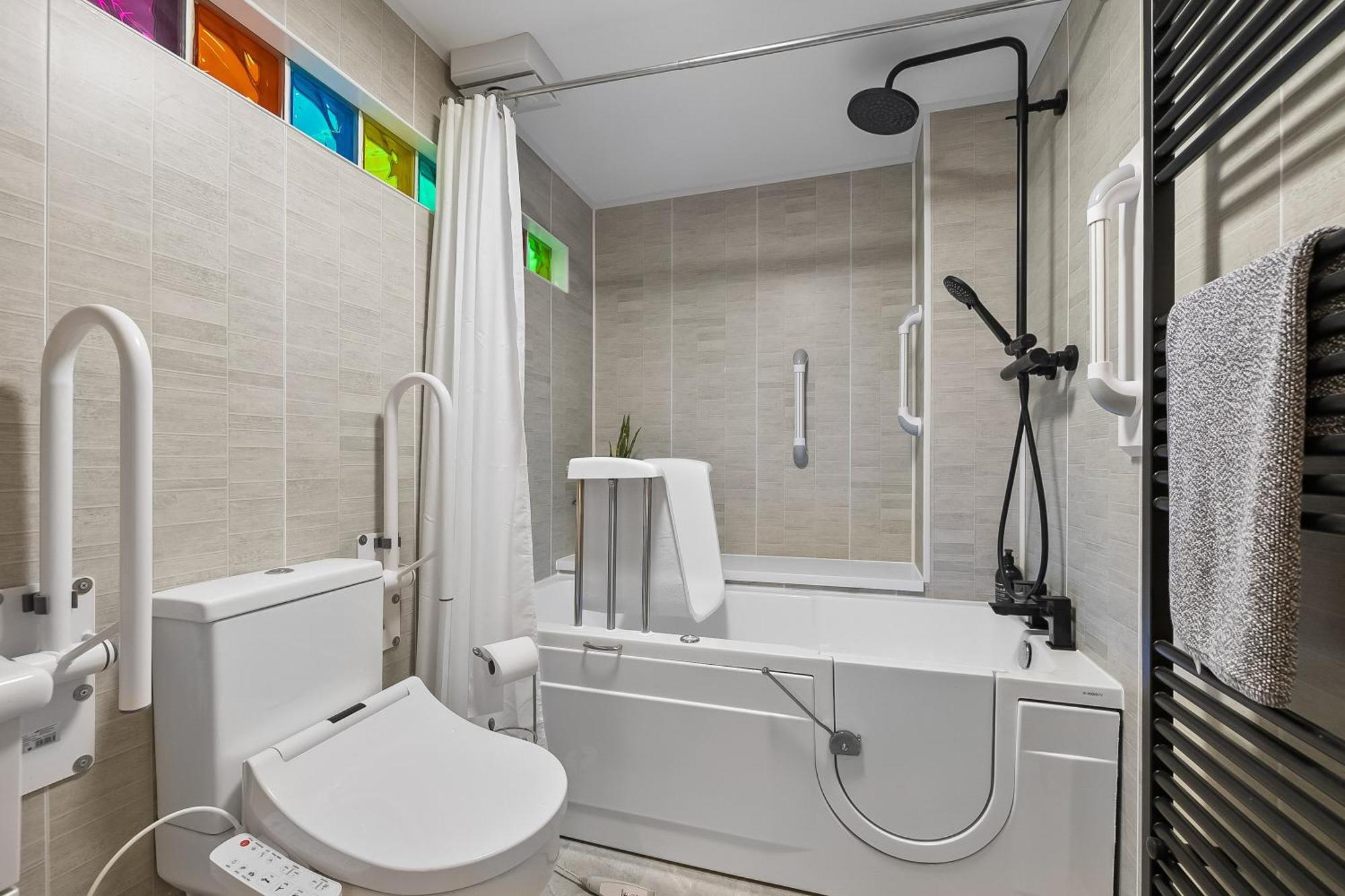 Holiday home Spacious Townhouse With Accessibility Adapted Garden Apartment, Off Road Parking, Near Park, Jaccuzi Bath, Office Space, Sleeps 15 Plymouth
