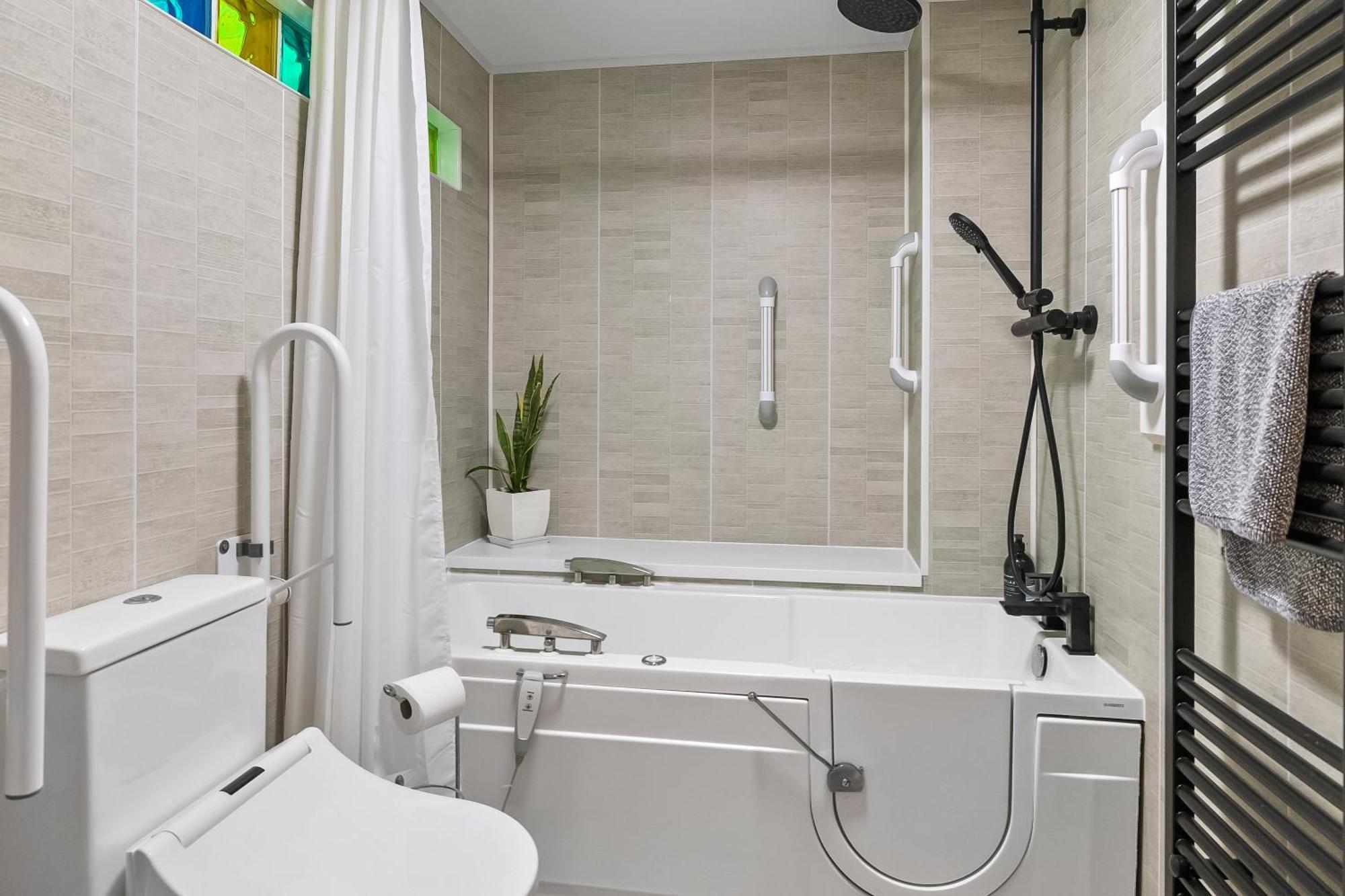Holiday home Spacious Townhouse With Accessibility Adapted Garden Apartment, Off Road Parking, Near Park, Jaccuzi Bath, Office Space, Sleeps 15 Plymouth