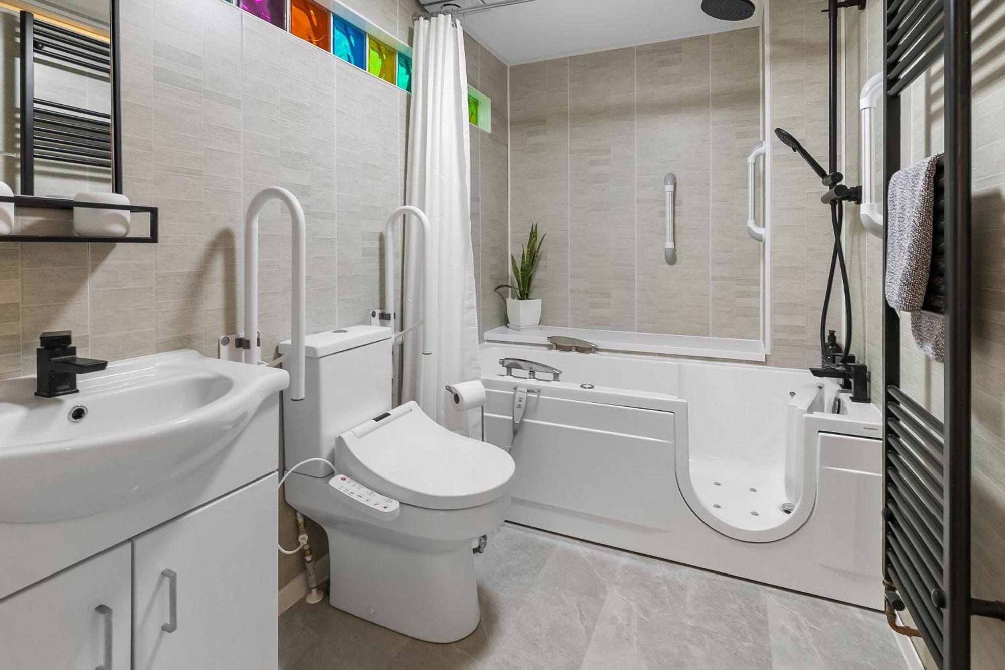 Spacious Townhouse With Accessibility Adapted Garden Apartment, Off Road Parking, Near Park, Jaccuzi Bath, Office Space, Sleeps 15 Plymouth