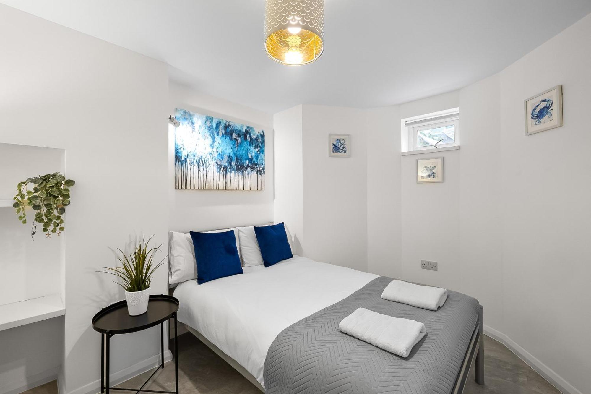 Spacious Townhouse With Accessibility Adapted Garden Apartment, Off Road Parking, Near Park, Jaccuzi Bath, Office Space, Sleeps 15 Holiday home *