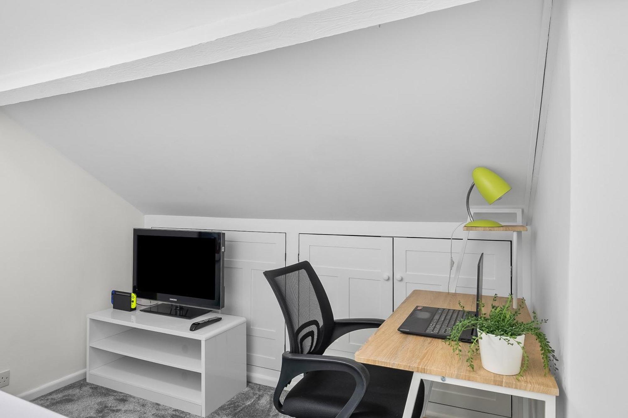 Holiday home Spacious Townhouse With Accessibility Adapted Garden Apartment, Off Road Parking, Near Park, Jaccuzi Bath, Office Space, Sleeps 15 Plymouth