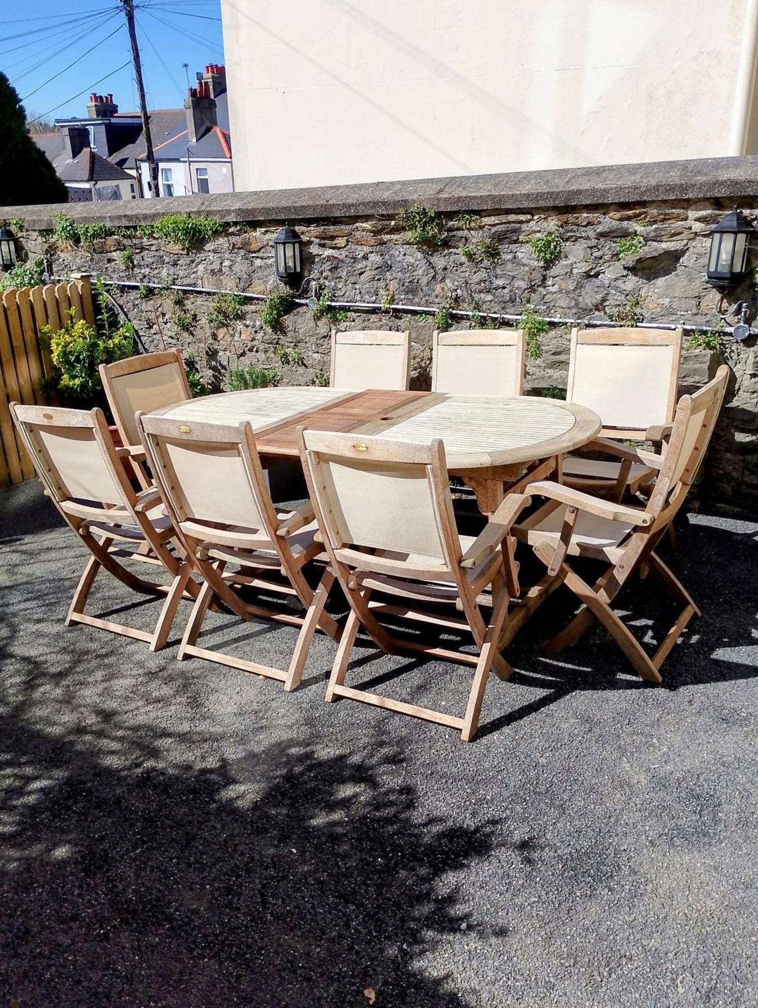 Spacious Townhouse With Accessibility Adapted Garden Apartment, Off Road Parking, Near Park, Jaccuzi Bath, Office Space, Sleeps 15 Holiday home
