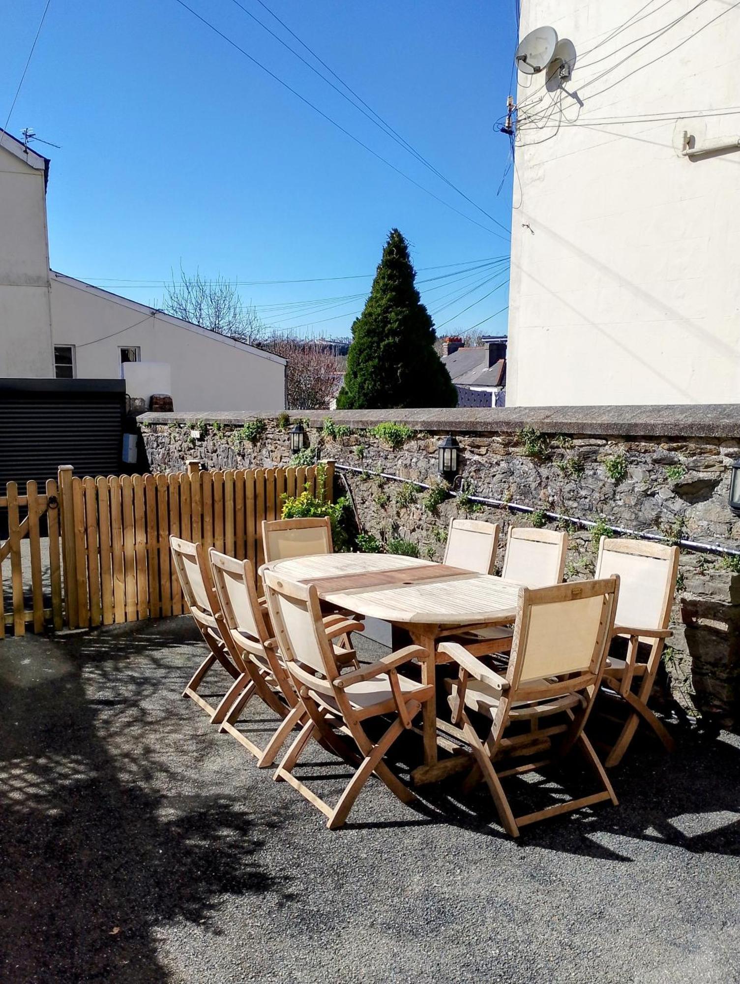 Spacious Townhouse With Accessibility Adapted Garden Apartment, Off Road Parking, Near Park, Jaccuzi Bath, Office Space, Sleeps 15 Plymouth