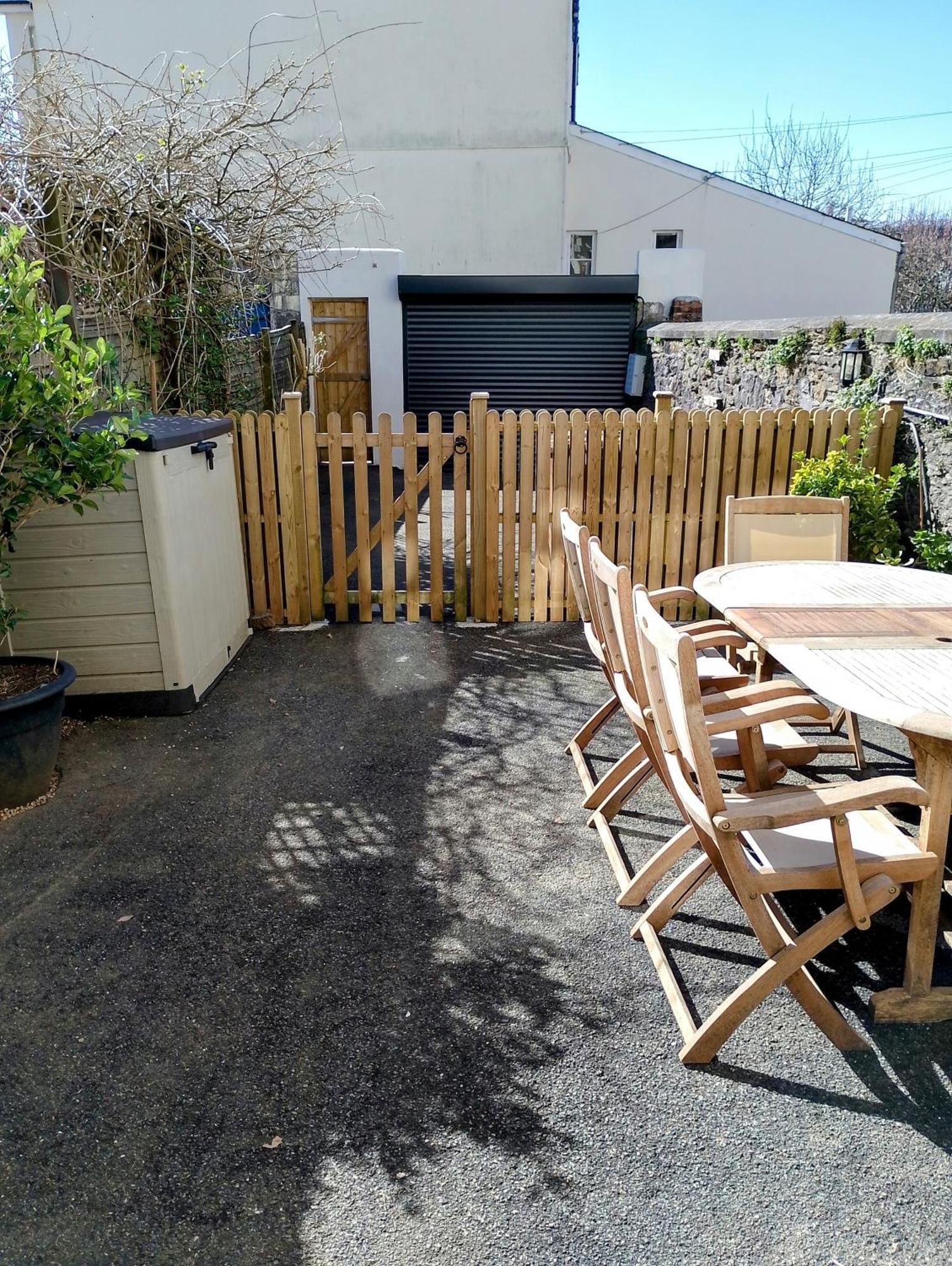 Holiday home Spacious Townhouse With Accessibility Adapted Garden Apartment, Off Road Parking, Near Park, Jaccuzi Bath, Office Space, Sleeps 15