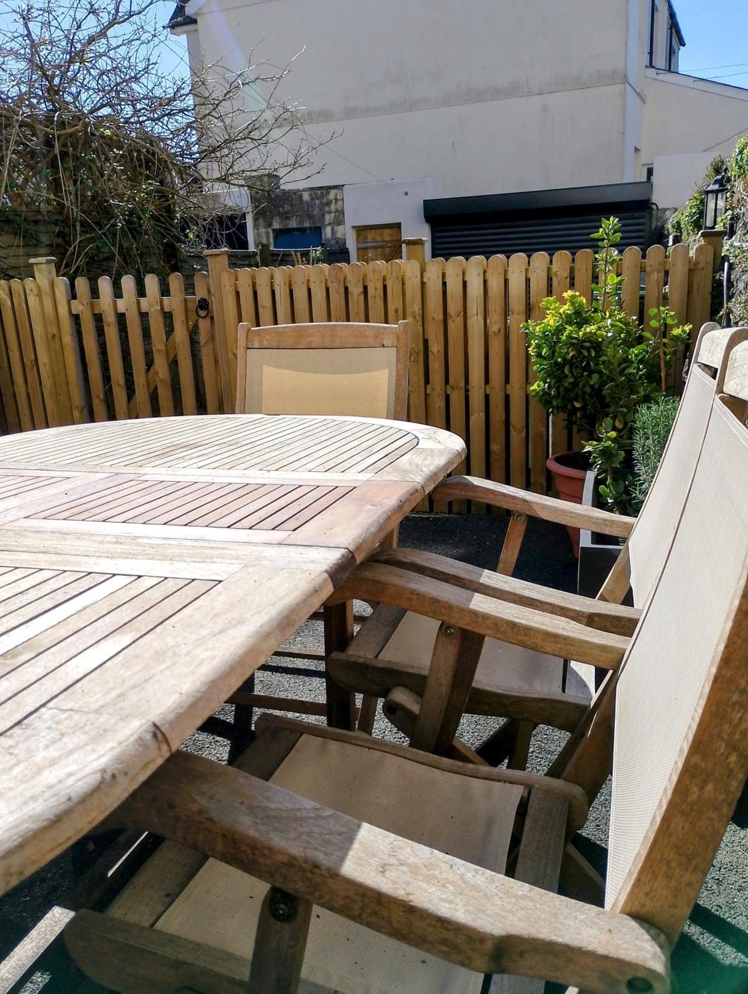 Spacious Townhouse With Accessibility Adapted Garden Apartment, Off Road Parking, Near Park, Jaccuzi Bath, Office Space, Sleeps 15 *