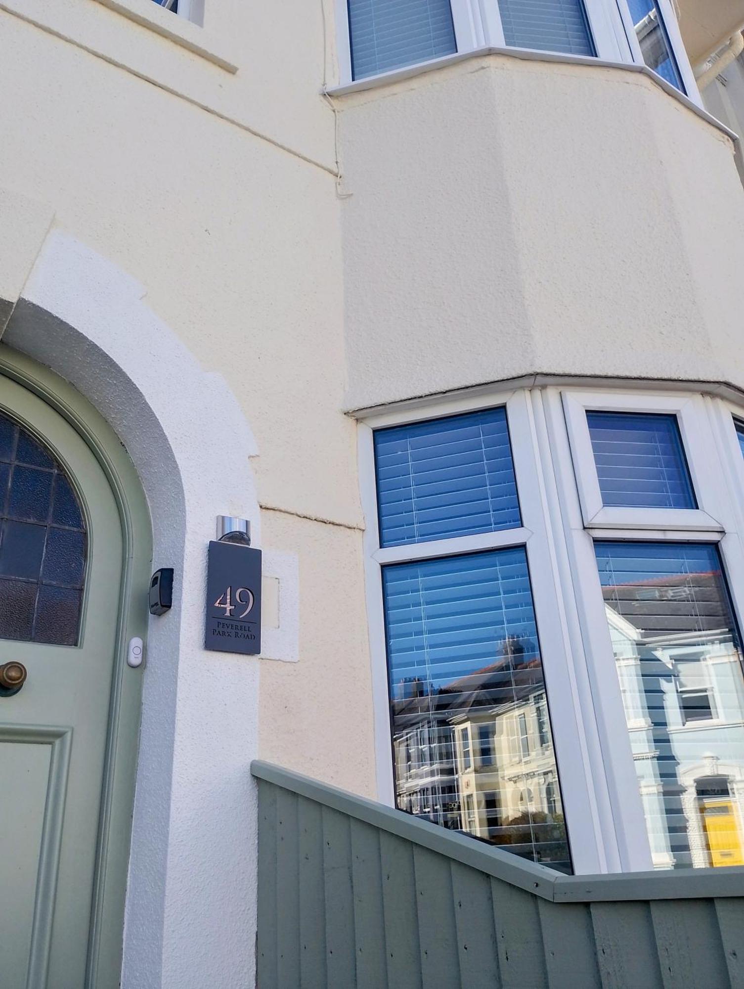 Holiday home Spacious Townhouse With Accessibility Adapted Garden Apartment, Off Road Parking, Near Park, Jaccuzi Bath, Office Space, Sleeps 15 *
